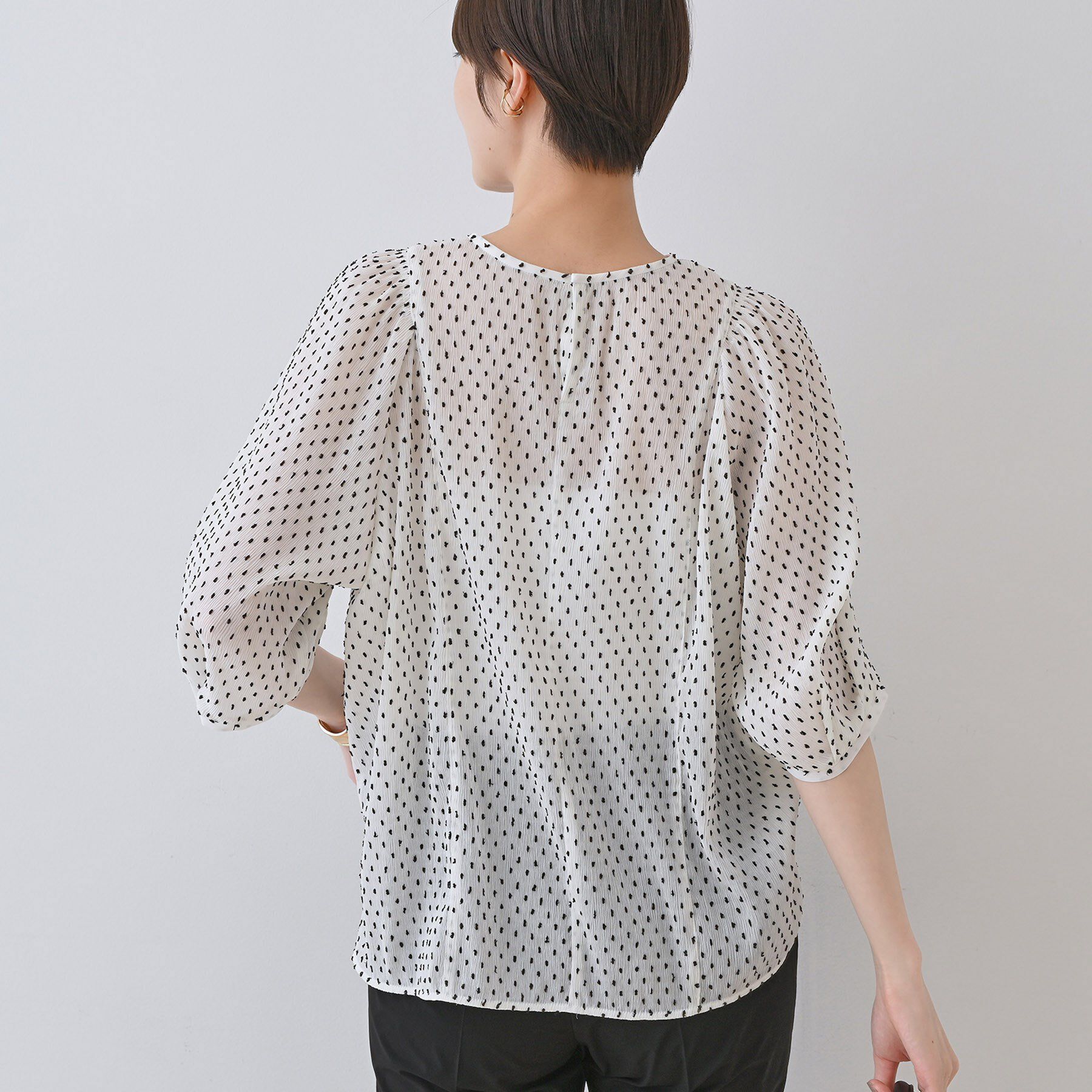 INDIVI「【洗える／ドット柄／凹凸素材】袖コンシャスドルマンブラウス」|シャツ・ブラウス|