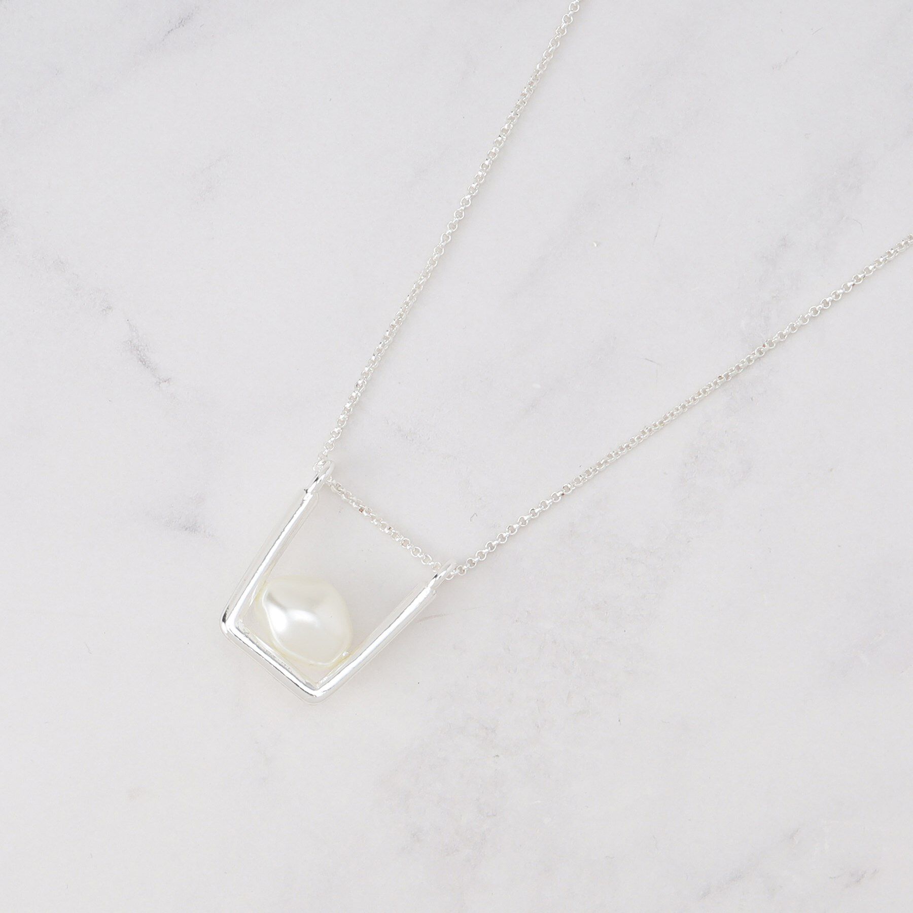 INDIVI「スクエアトップロングネックレス」|ネックレス|シルバー(006)