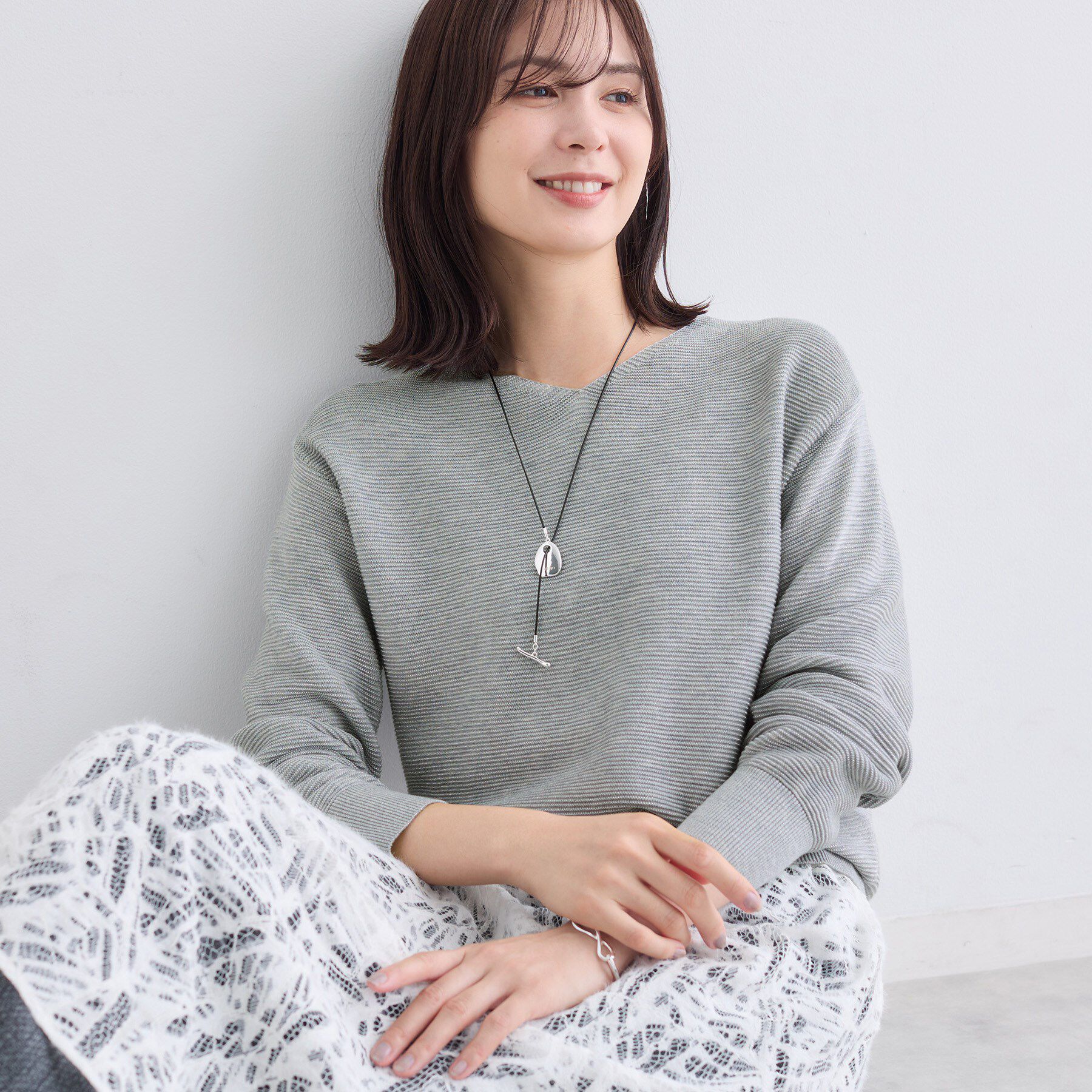 INDIVI「【ウール混ラメ素材】Vネック煌めきニット」|ニット・セーター|ライトグレー(911