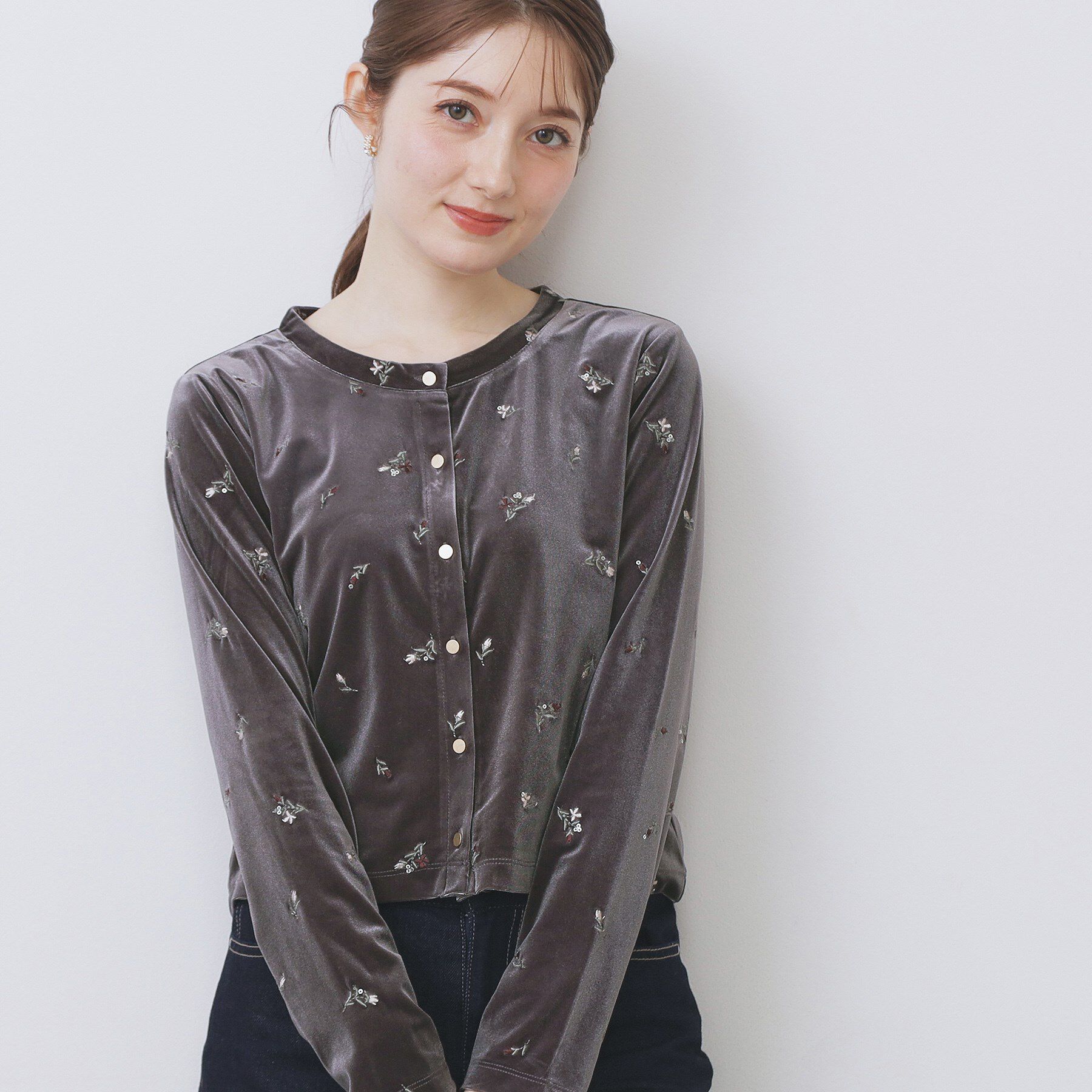 index「小花刺繍ベロアショートカーディガン【洗濯機OK】」|カーディガン|チャコールグレー(0