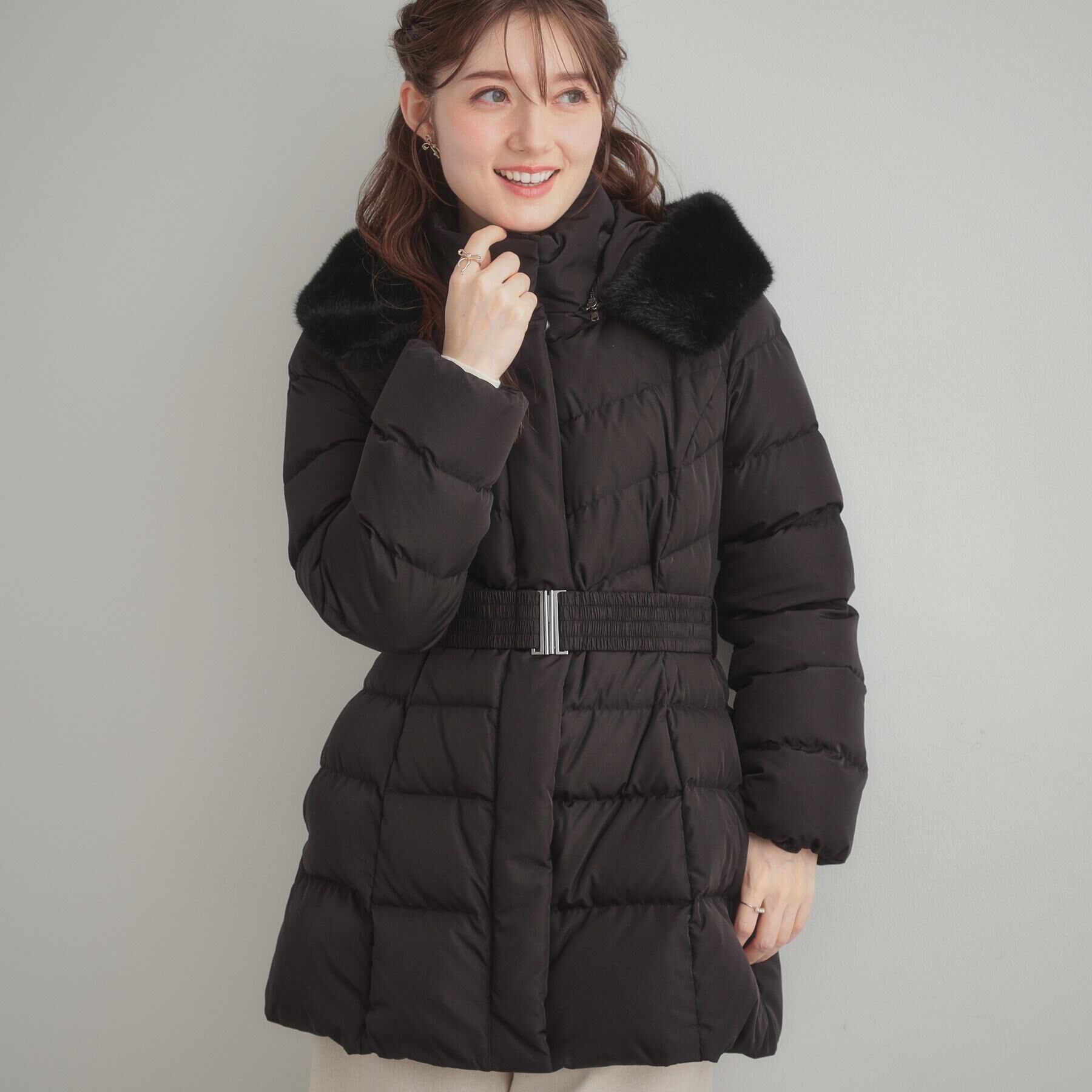 Couture broach「【2WAY・ベルト付き】フードフェイクファー ミドル丈ダウンコート」|ダウン|