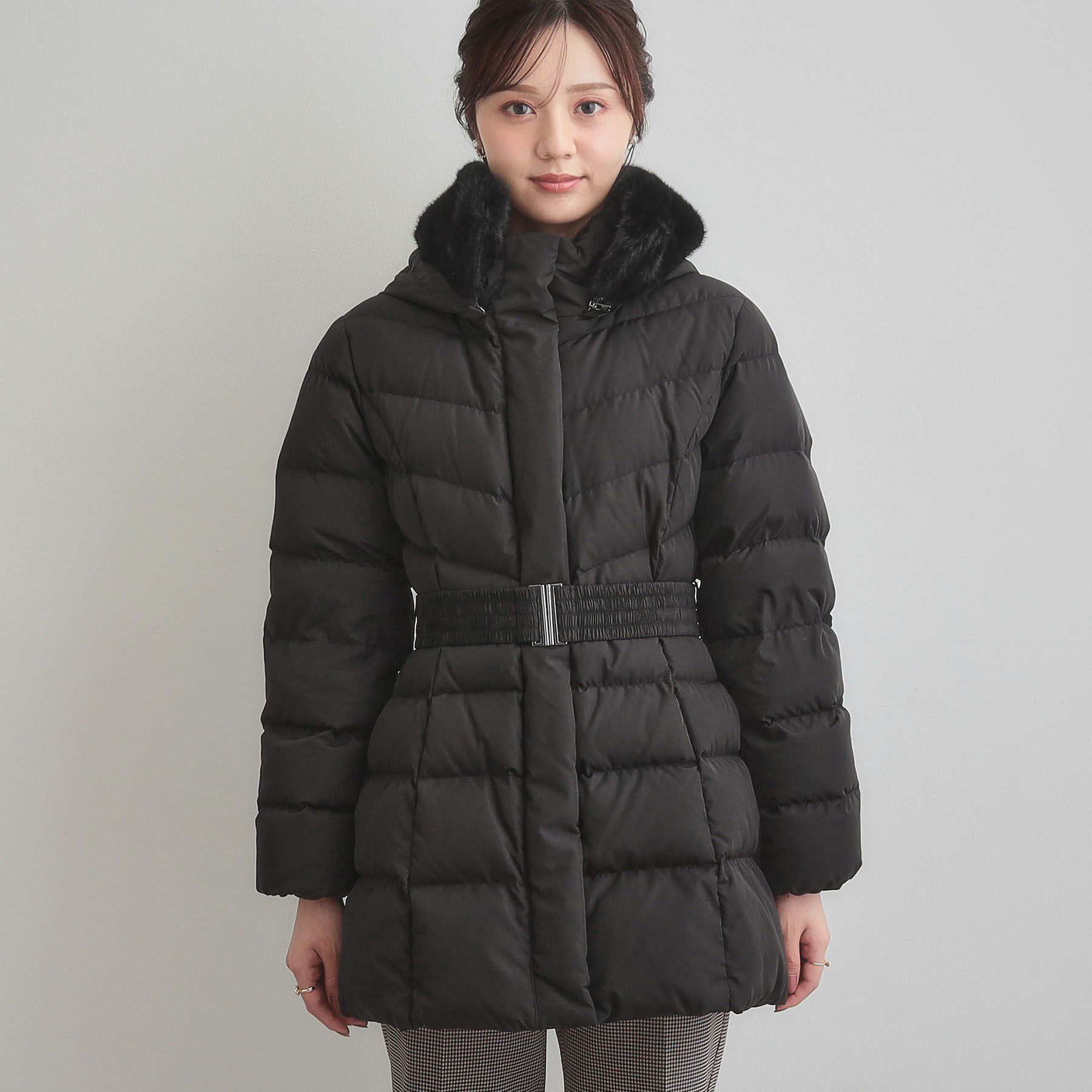 Couture broach「【2WAY・ベルト付き】フードフェイクファー ミドル丈ダウンコート」|ダウン|