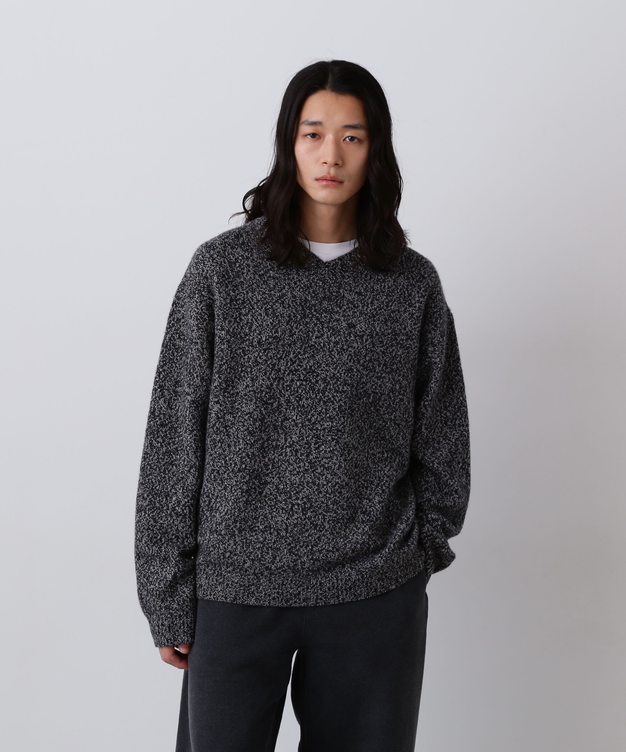 YLEVE 「YLEVE / WOOL CASHMERE MELANGE KNIT V NECK PULL OVER」|ニット・セーター|ブラック