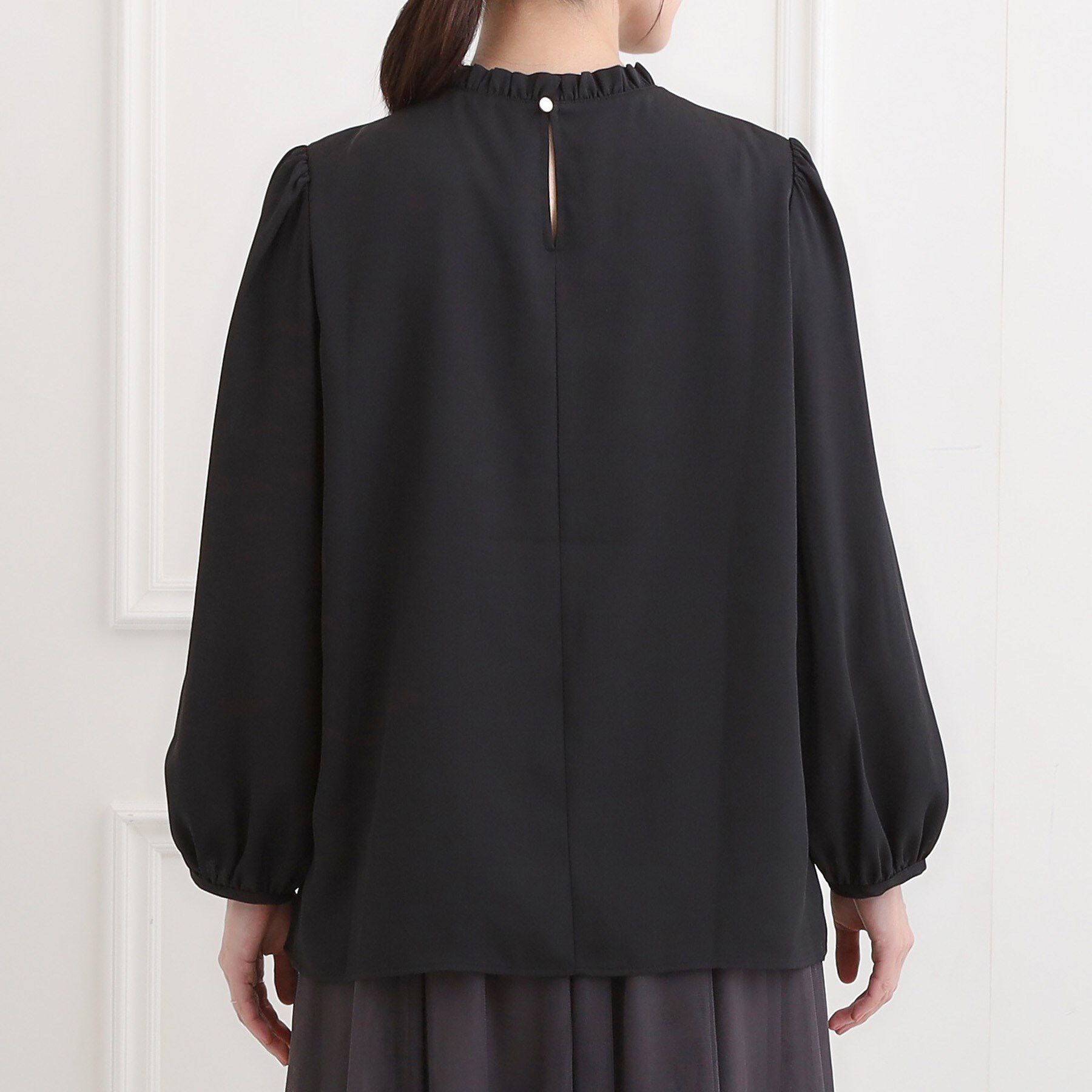 SHOO･LA･RUE「【洗濯機可/通勤/裏地つき】プチフリルで上品に クルーネックブラウス」|シャツ・ブラウス|