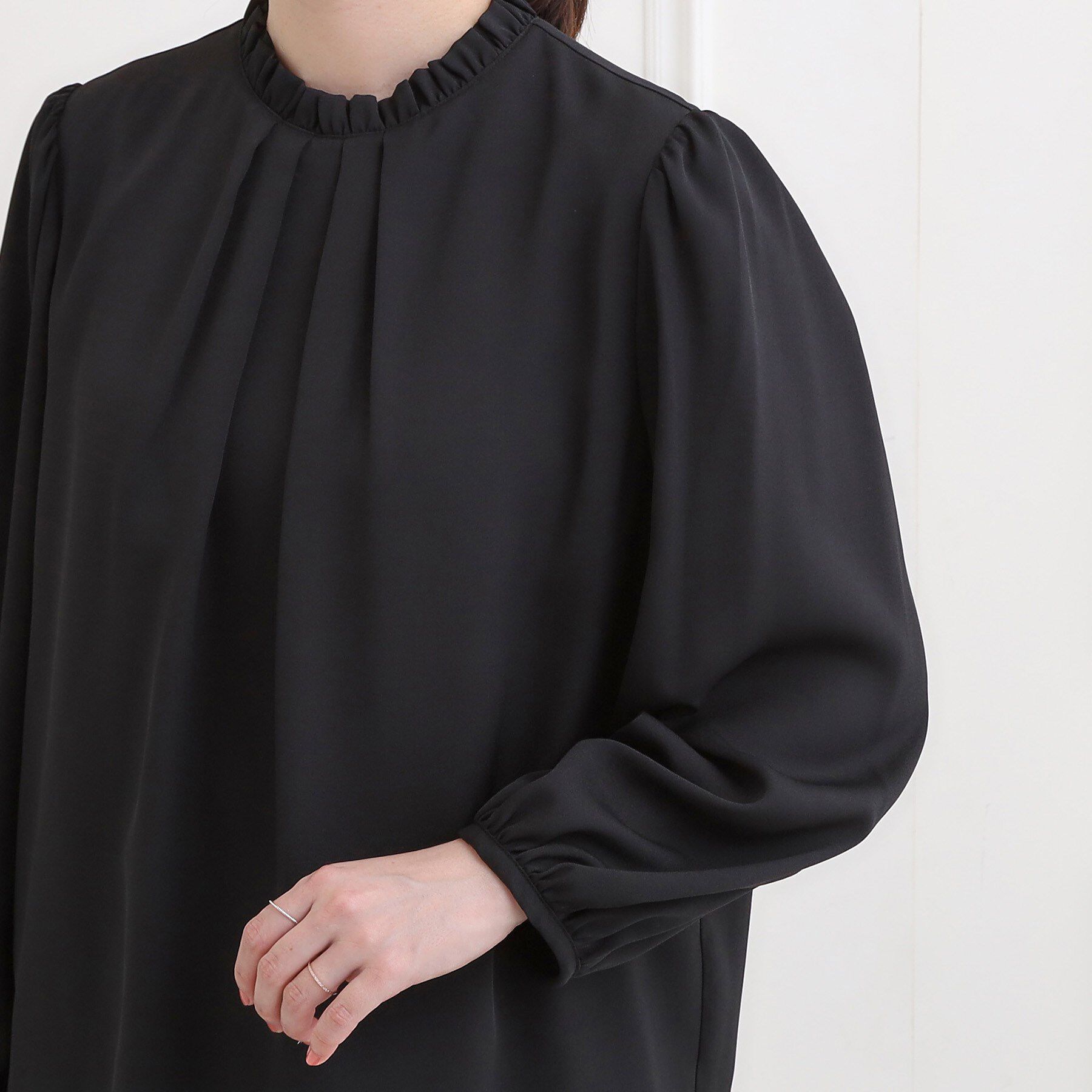 SHOO･LA･RUE「【洗濯機可/通勤/裏地つき】プチフリルで上品に クルーネックブラウス」|シャツ・ブラウス|