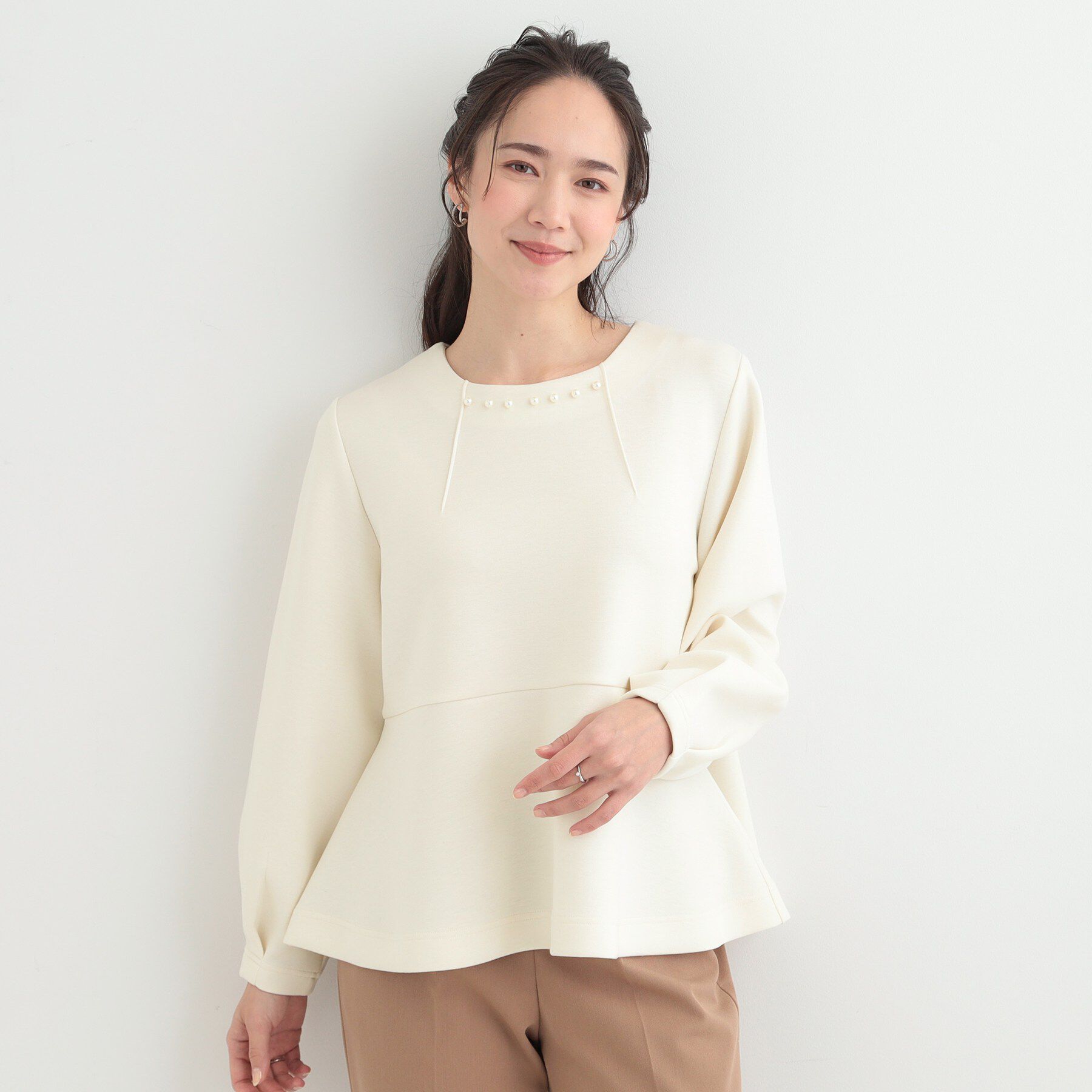 SHOO･LA･RUE「【セットアップ可/S-LL/なめらかタッチ】上品見え フェイクパール付きペプラムトップス」|Tシャツ・カットソー|