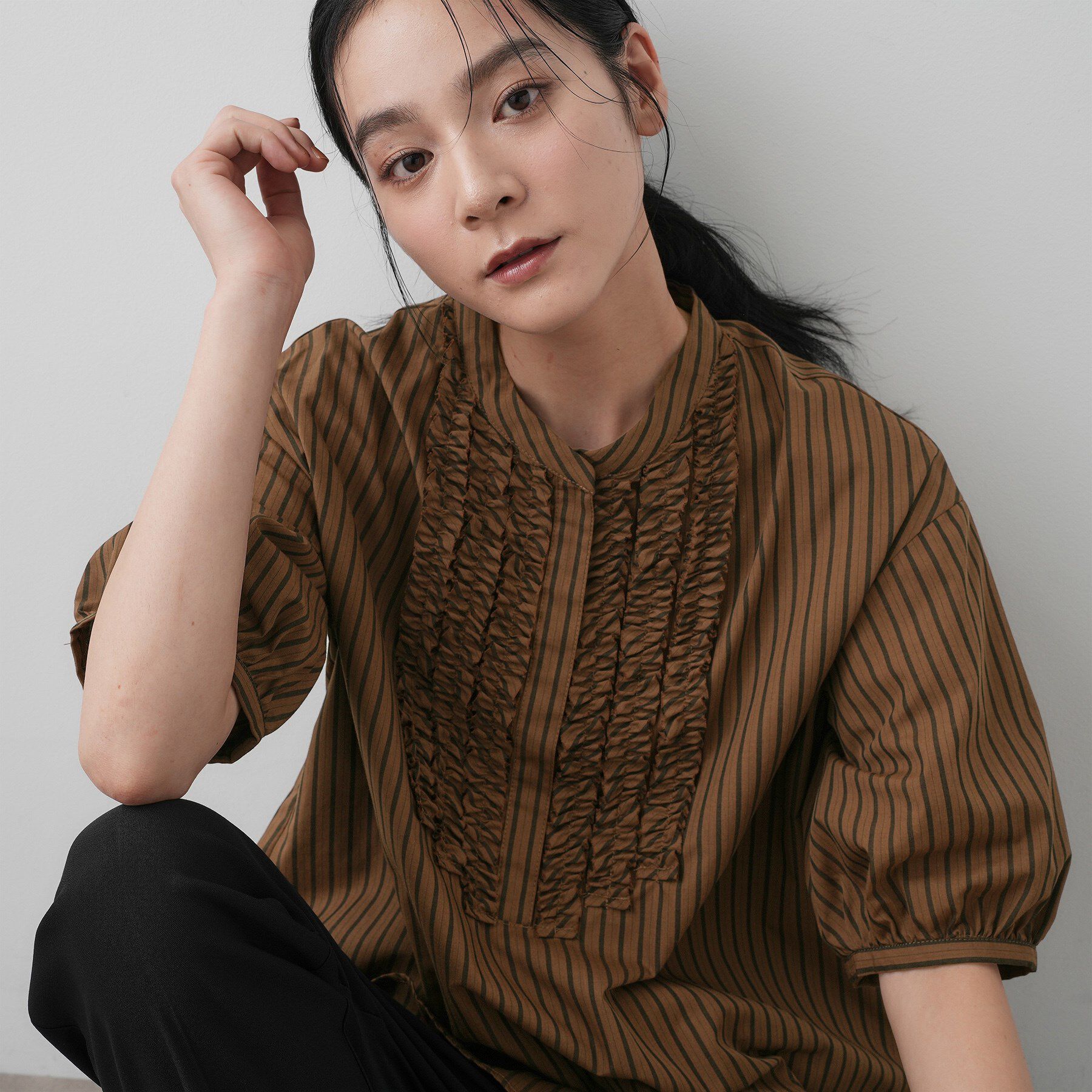 Dessin「【洗える】フリルバンドカラー五分袖ブラウス」|シャツ・ブラウス|ブラウン(346)