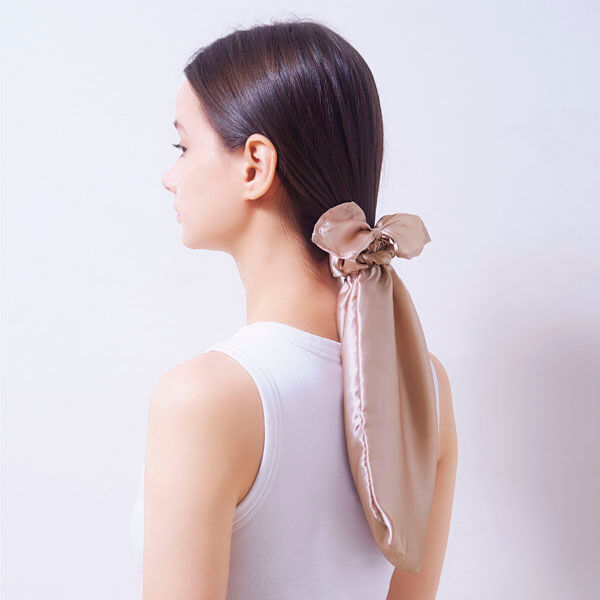 コジット「コジット シルクシャイニーポニーキャップ (本体：26.5&times;16cm&nbsp;シュシュ：全周25cm)」|ヘアスタイリング|