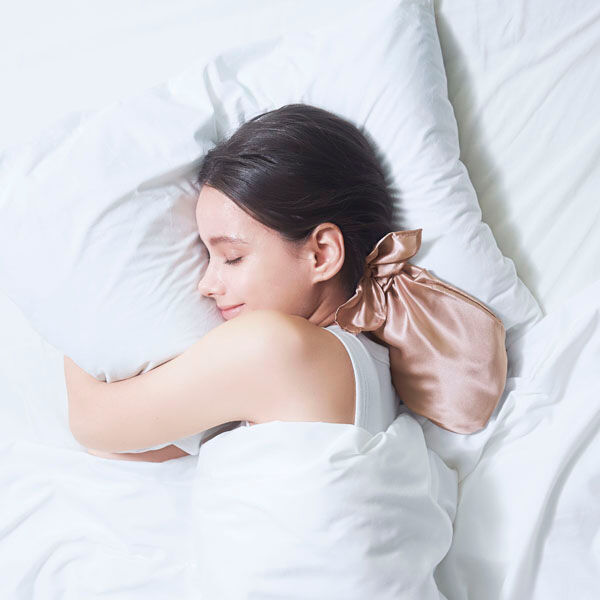 コジット「コジット シルクシャイニーポニーキャップ (本体：26.5&times;16cm&nbsp;シュシュ：全周25cm)」|ヘアスタイリング|