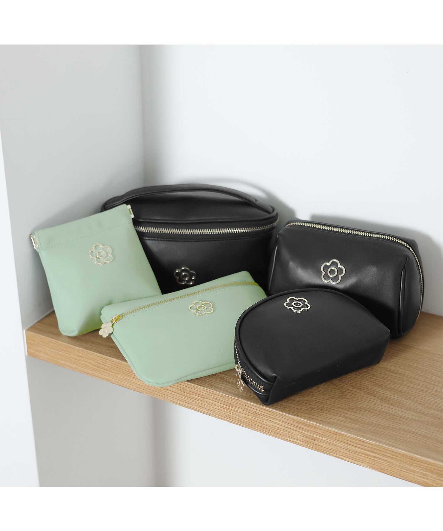 MARY QUANT「アウトラインメタルデイジー 2ファスナーポーチ」|ポーチ|