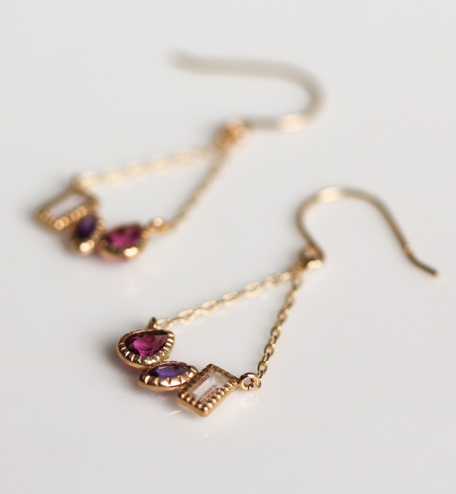  「マルチカラー トリコロール フック ピアス | K10YG」|ピアス|