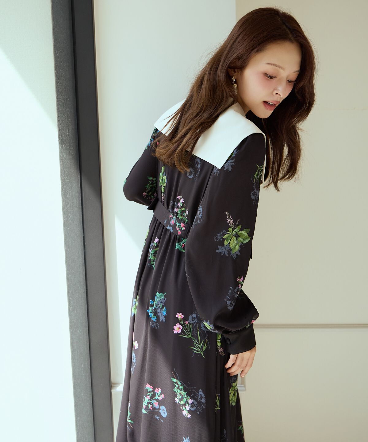 アンドクチュール「ドローイングフラワー配色襟長袖ワンピース」|ワンピース|