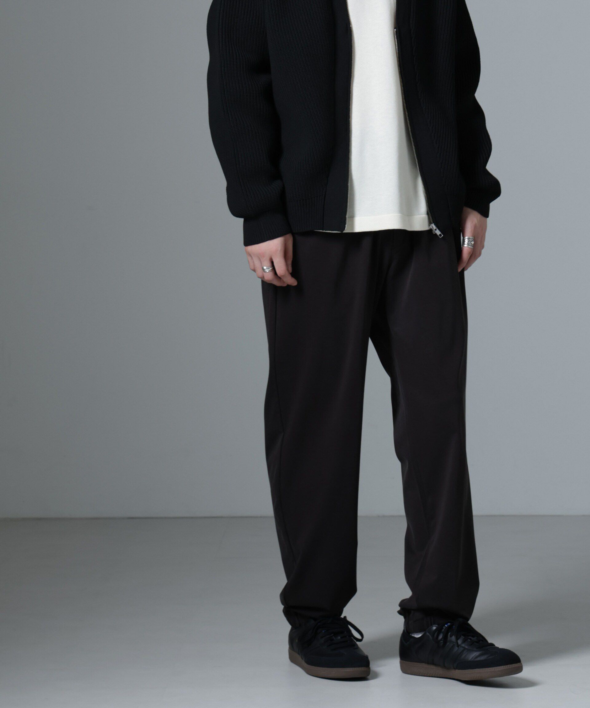 nano･universe「ヌバックライクスムースジョガーパンツ」|チノ|チャコール3