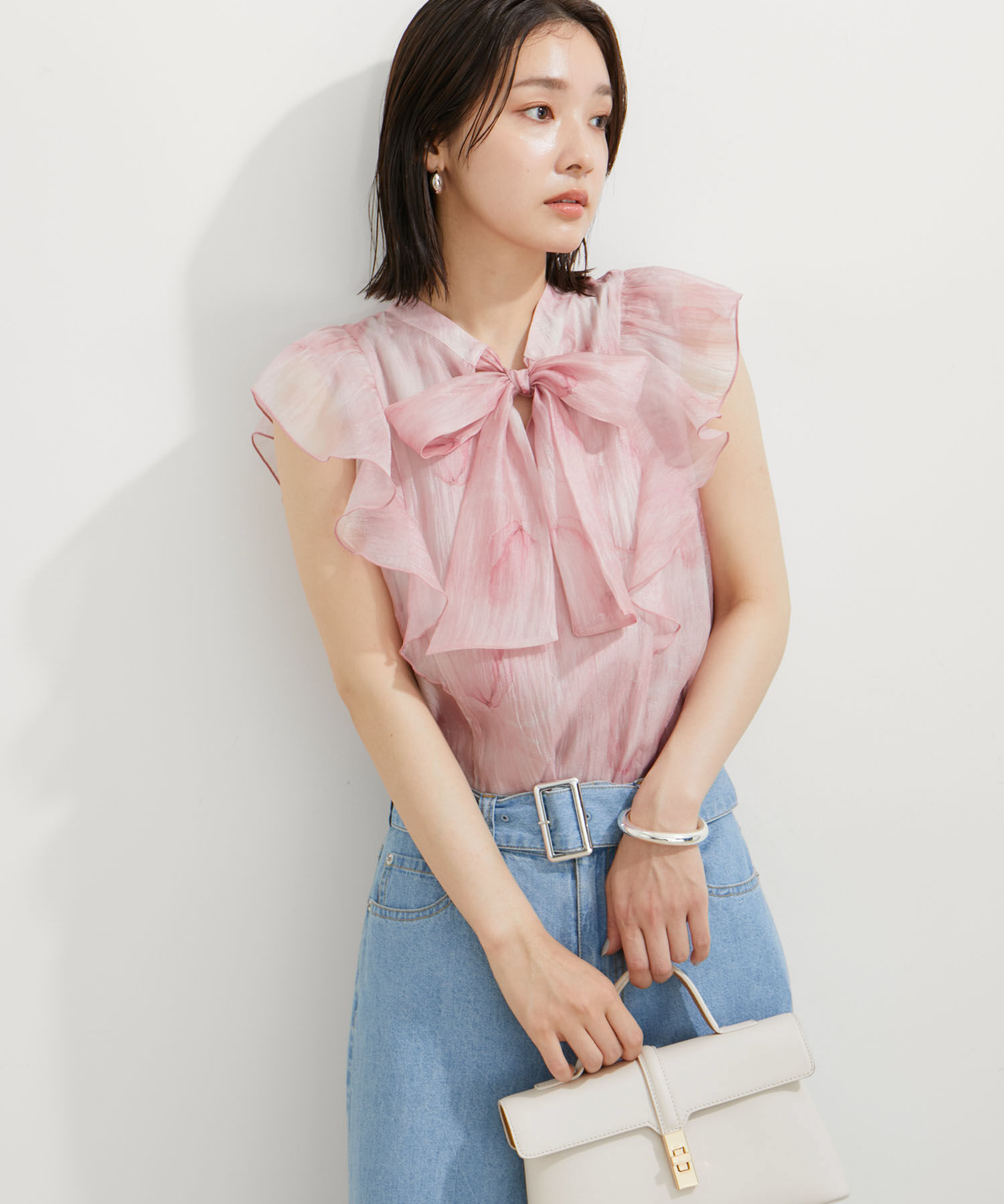 VIS「【新色追加】シャイニーボウタイフリルブラウス【前後2WAY】【洗える】」|シャツ・ブラウス|