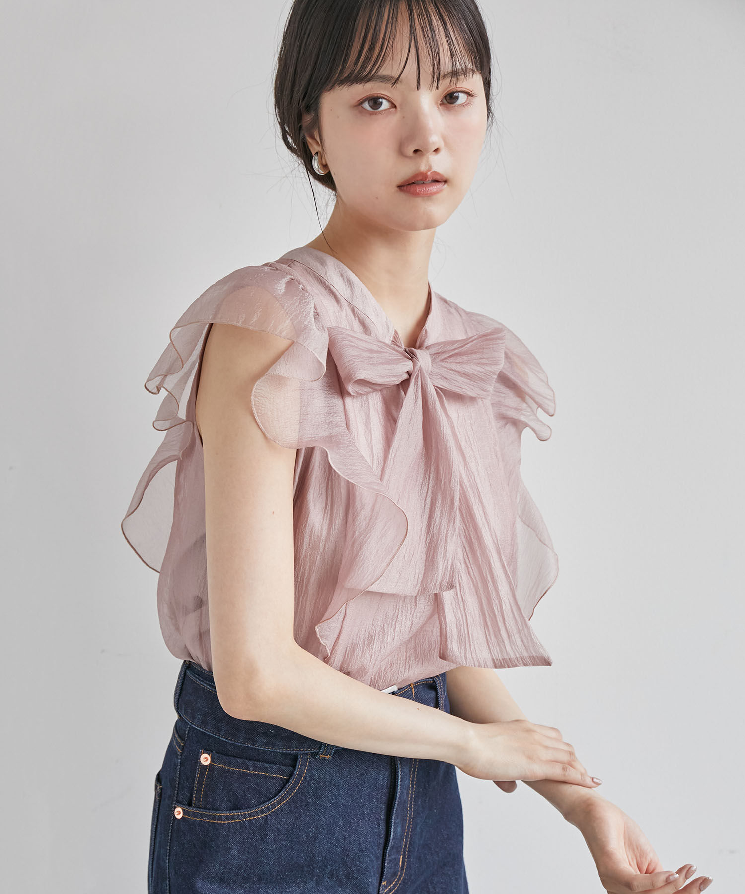 VIS「【新色追加】シャイニーボウタイフリルブラウス【前後2WAY】【洗える】」|シャツ・ブラウス|