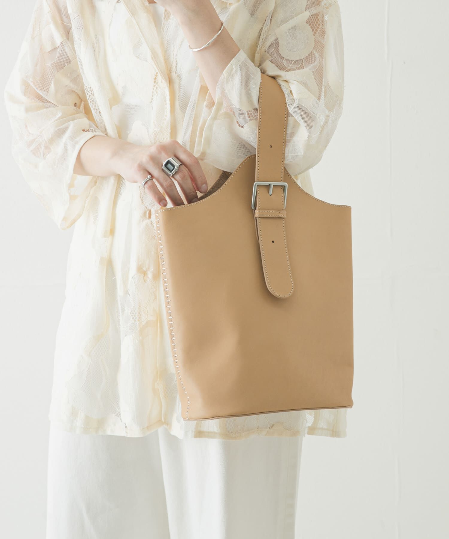 URBAN RESEARCH「『一部別注カラー』BAGMATI　レザーワンショルダーバッグ」|ハンドバッグ|ナチュラル