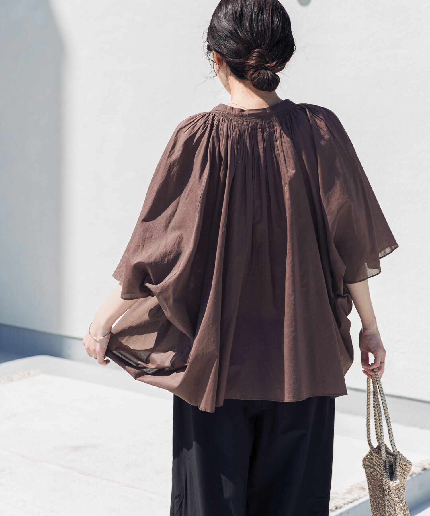 URBAN RESEARCH DOORS「コットンボイルロールアップスリーブブラウス」|シャツ・ブラウス|ブラウン