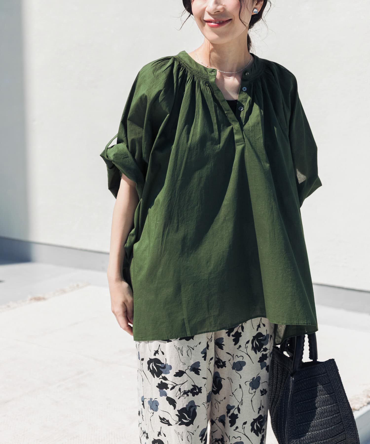 URBAN RESEARCH DOORS「コットンボイルロールアップスリーブブラウス」|シャツ・ブラウス|