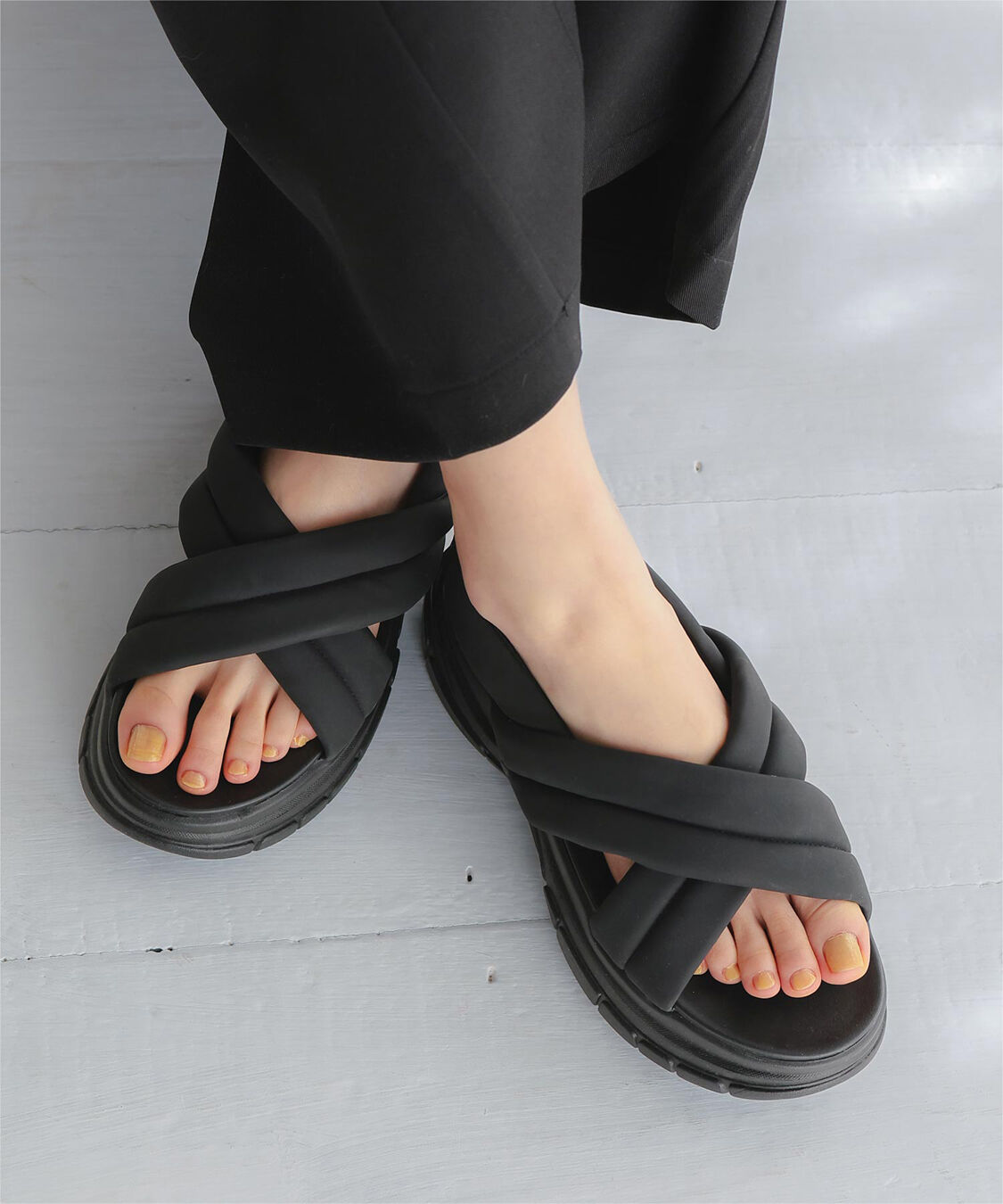 titivate「クロスパデットサンダル」|サンダル|