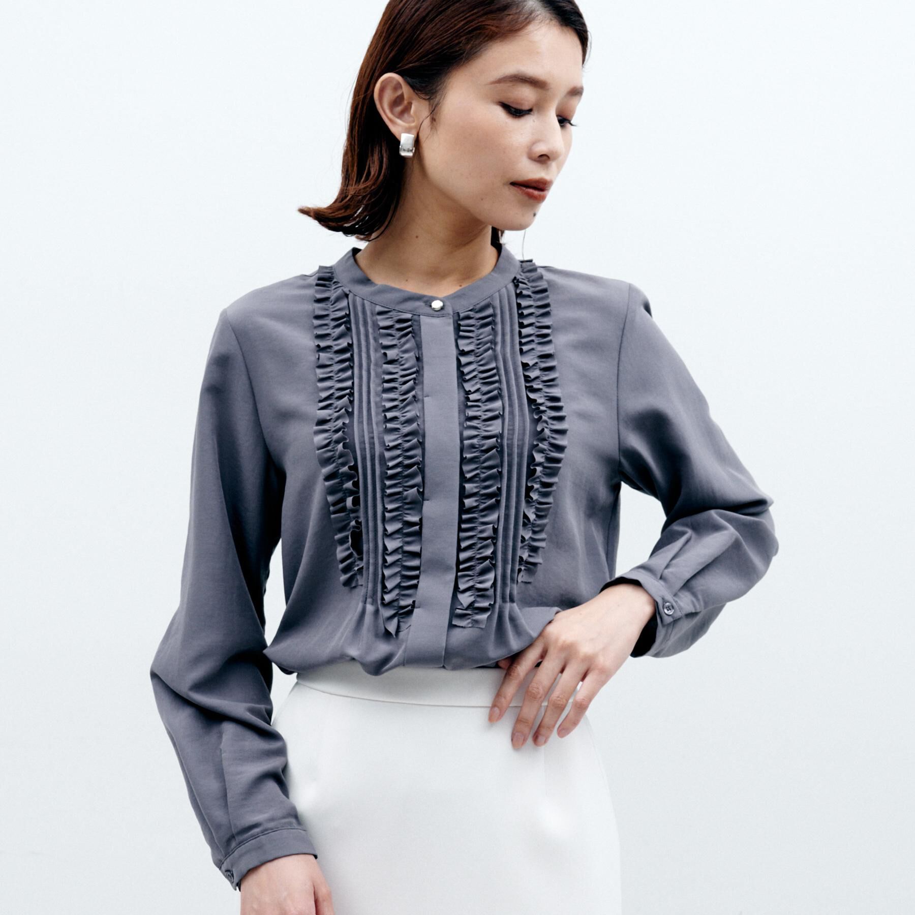 UNTITLED「【1枚で着映え/オンオフ着回し】フリルサテンブラウス」|シャツ・ブラウス|