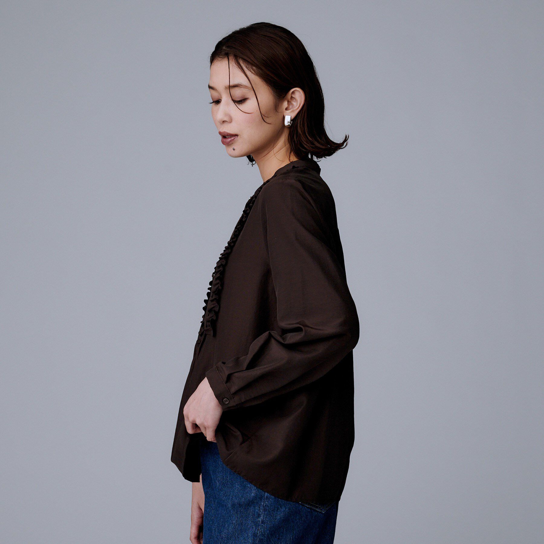 UNTITLED「【1枚で着映え/オンオフ着回し】フリルサテンブラウス」|シャツ・ブラウス|