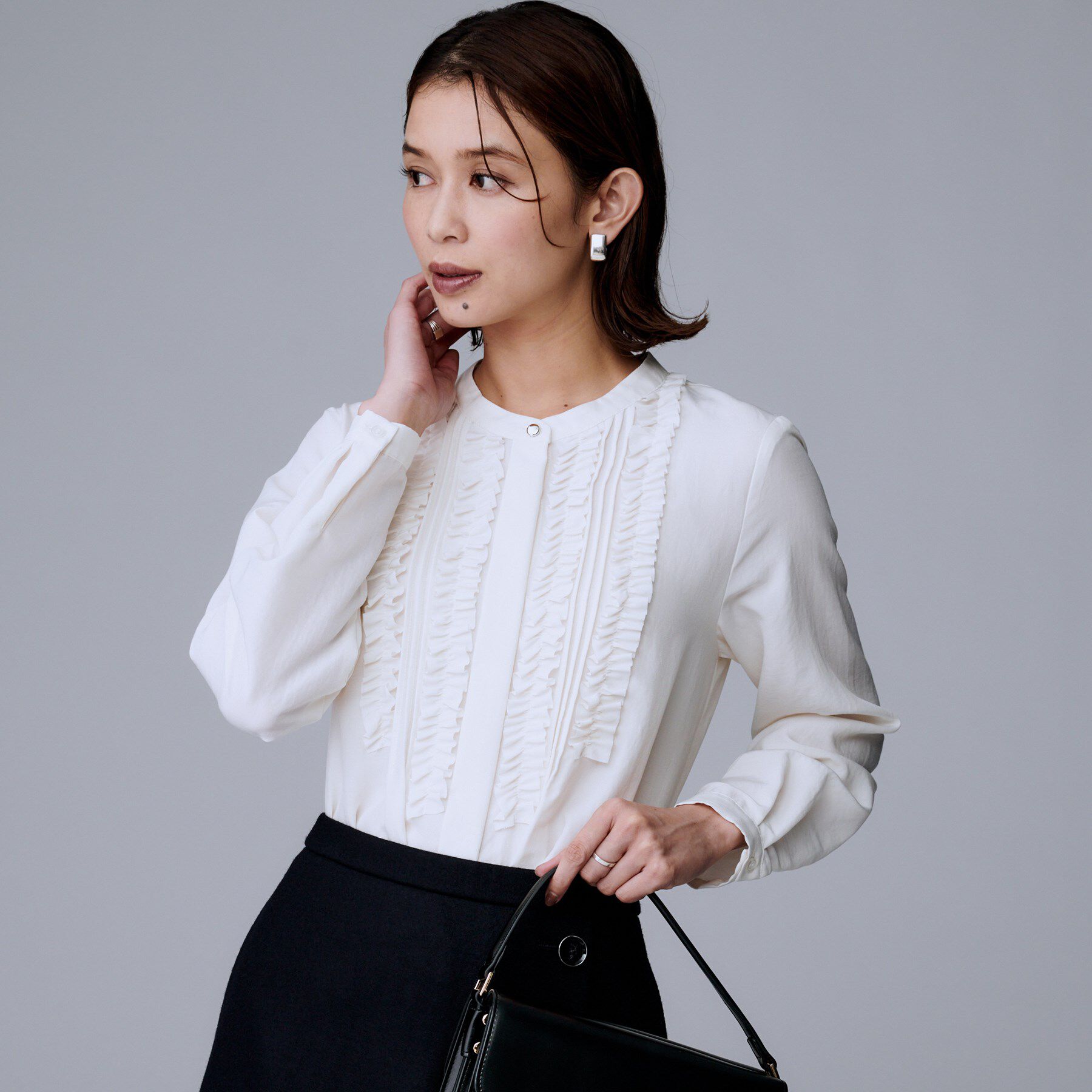 UNTITLED「【1枚で着映え/オンオフ着回し】フリルサテンブラウス」|シャツ・ブラウス|