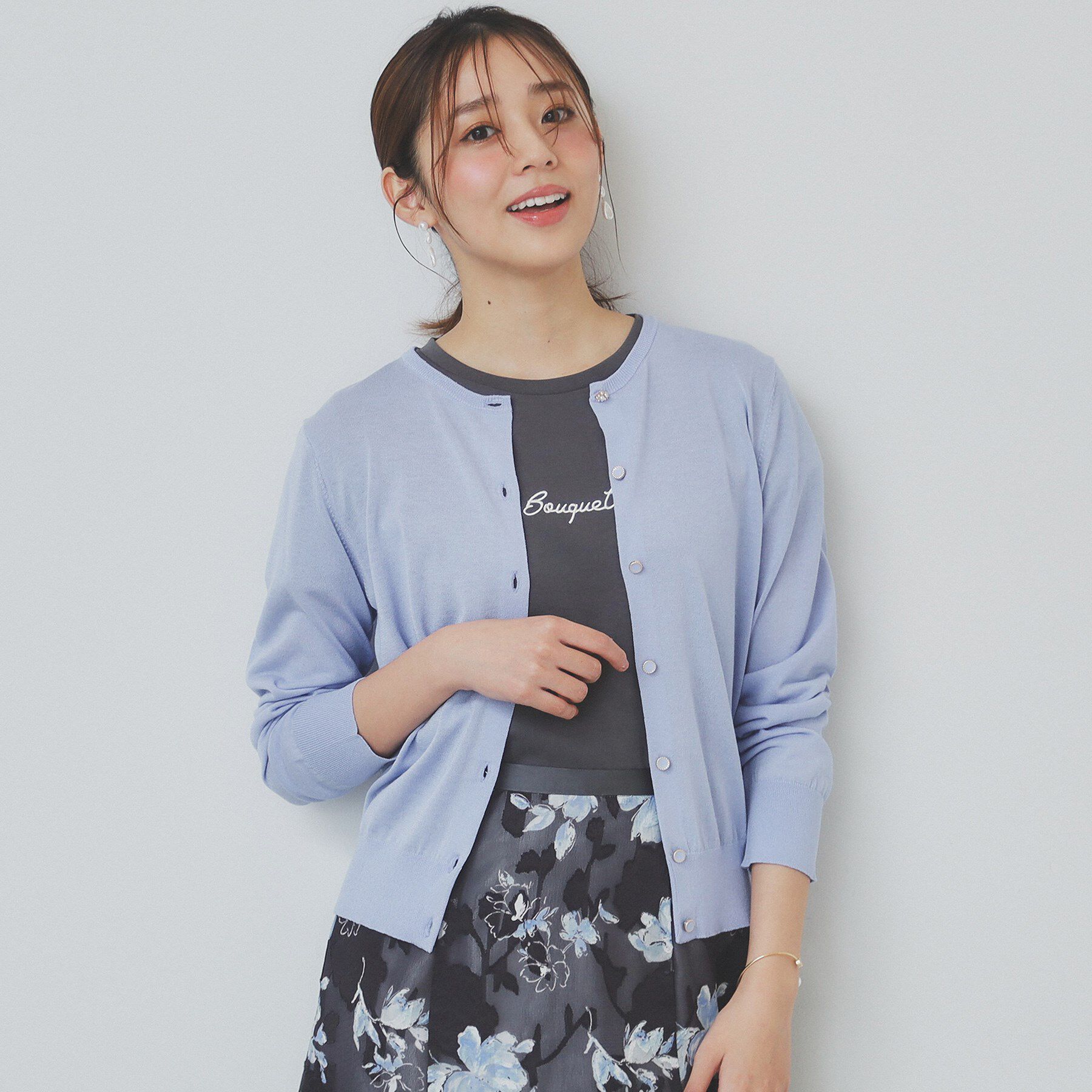 index「《7色展開/XS-LLサイズ》ビジューボタンニットカーディガン【洗濯機洗い可/抗ピル/接触冷感】」|カーディガン|ブルー(091)