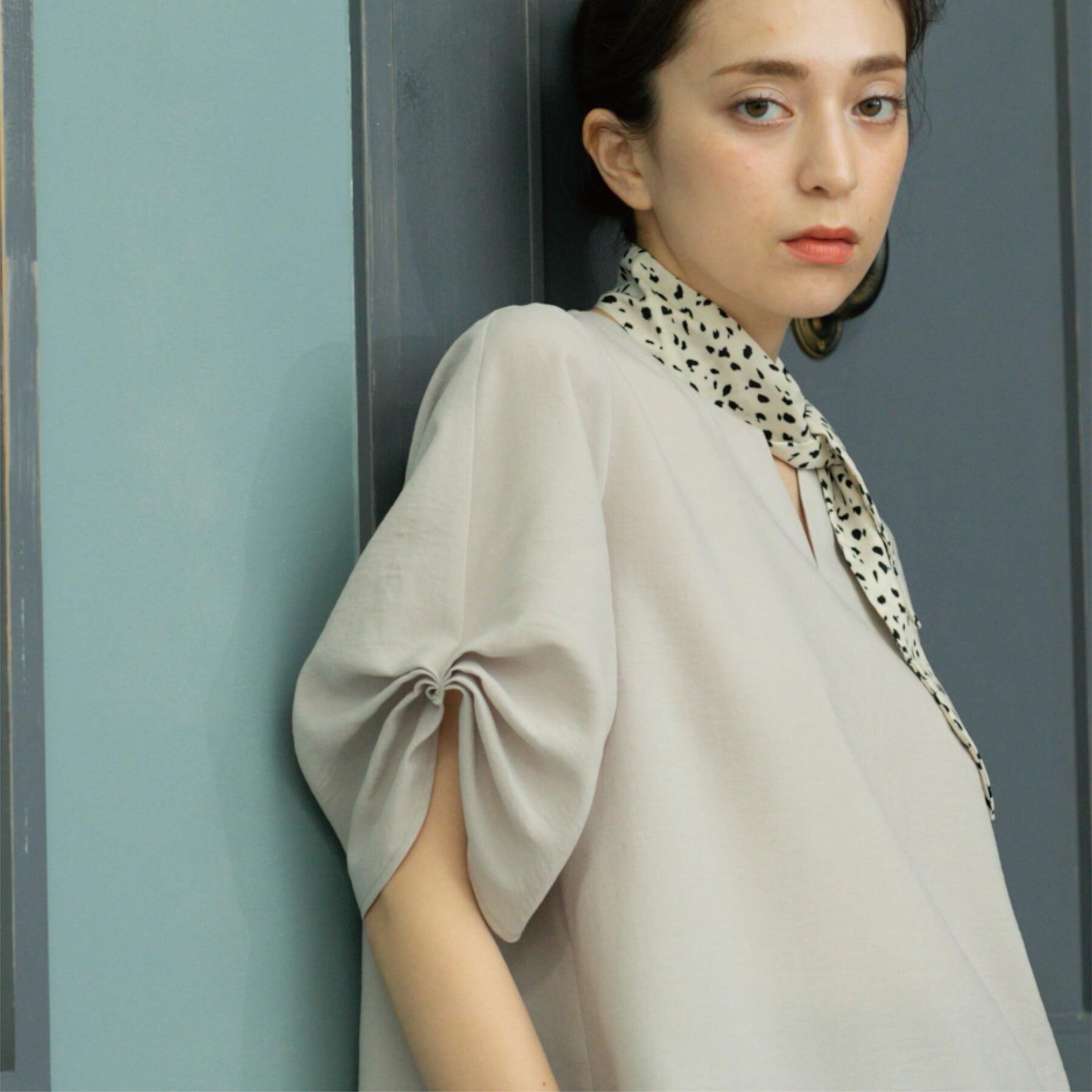 OPAQUE.CLIP「リネンライクキーネックタックスリーブブラウス【洗濯機洗い可/吸水速乾/接触冷感】」|シャツ・ブラウス|