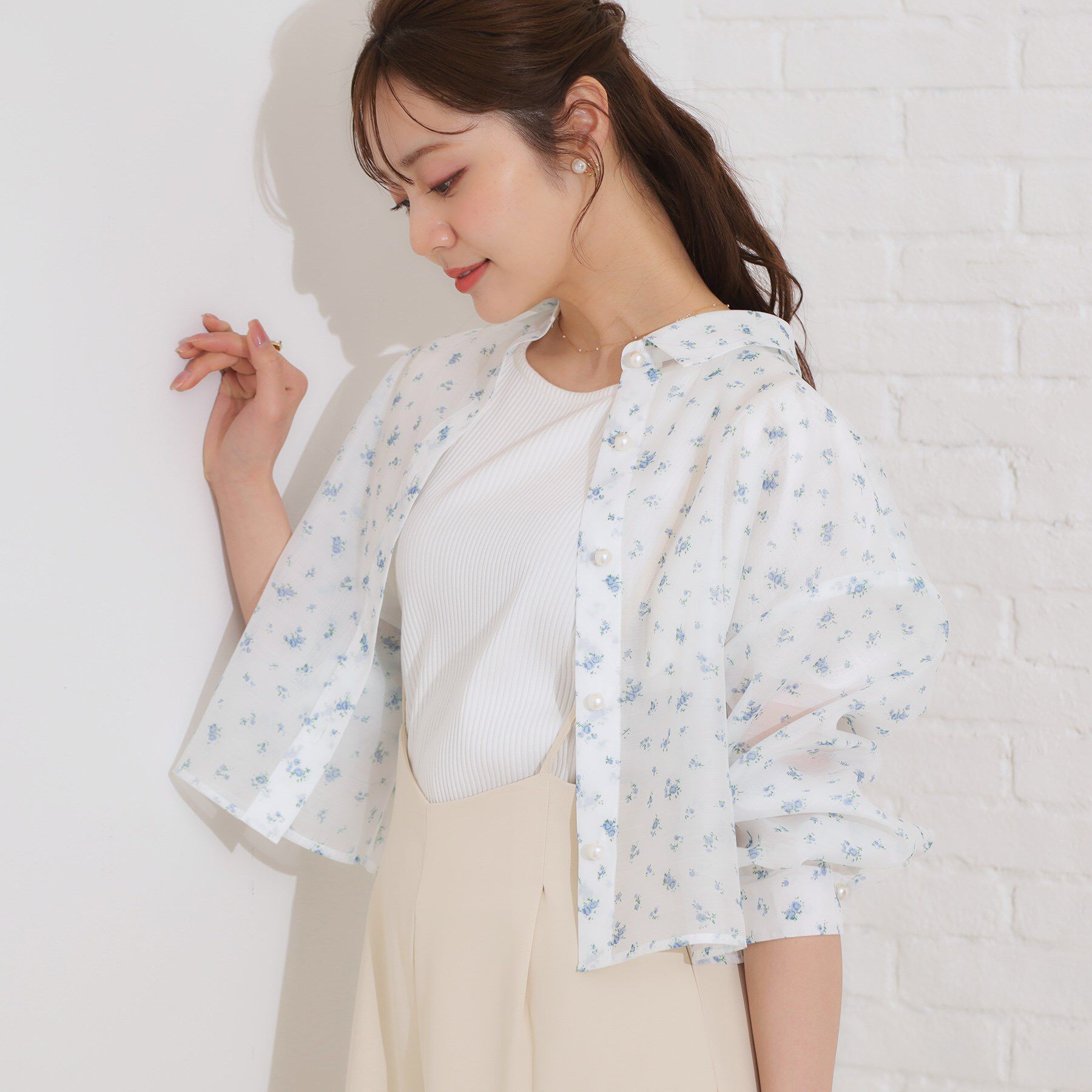 Couture broach「【洗える・オシャレな透け感】パール調ボタンシアーシャツ」|シャツ・ブラウス|