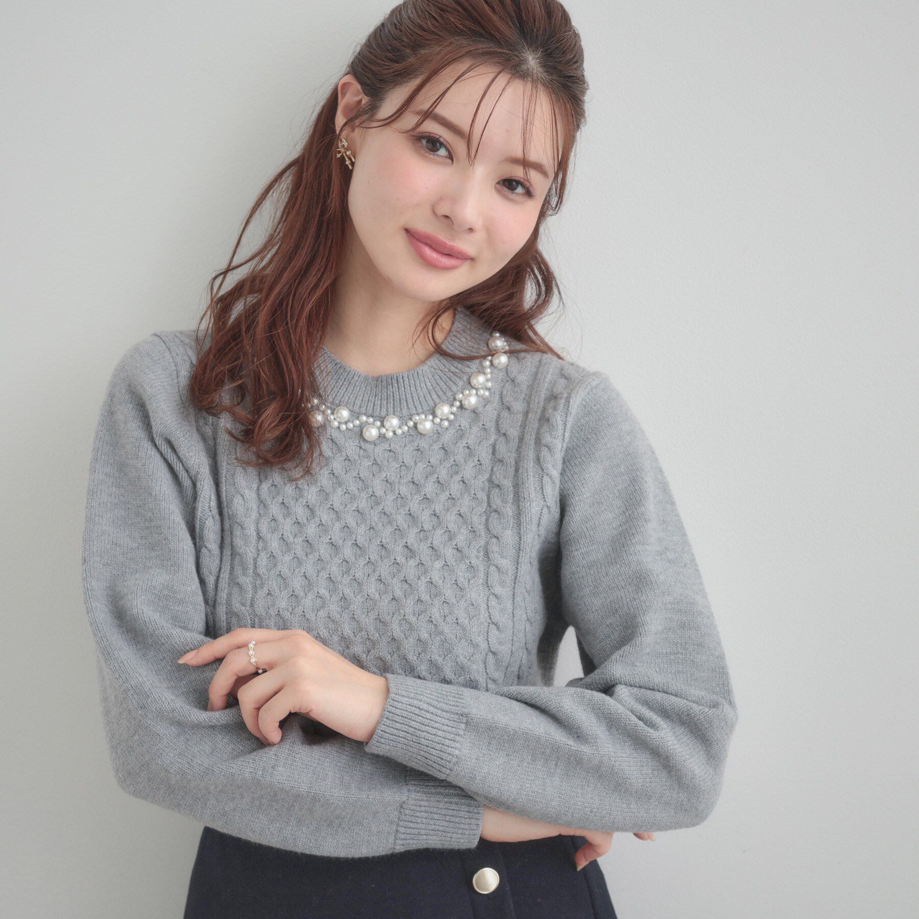 Couture broach「【きれいめ】パール調デザイン アラン柄ニット」|ニット・セーター|ライトグレー(011