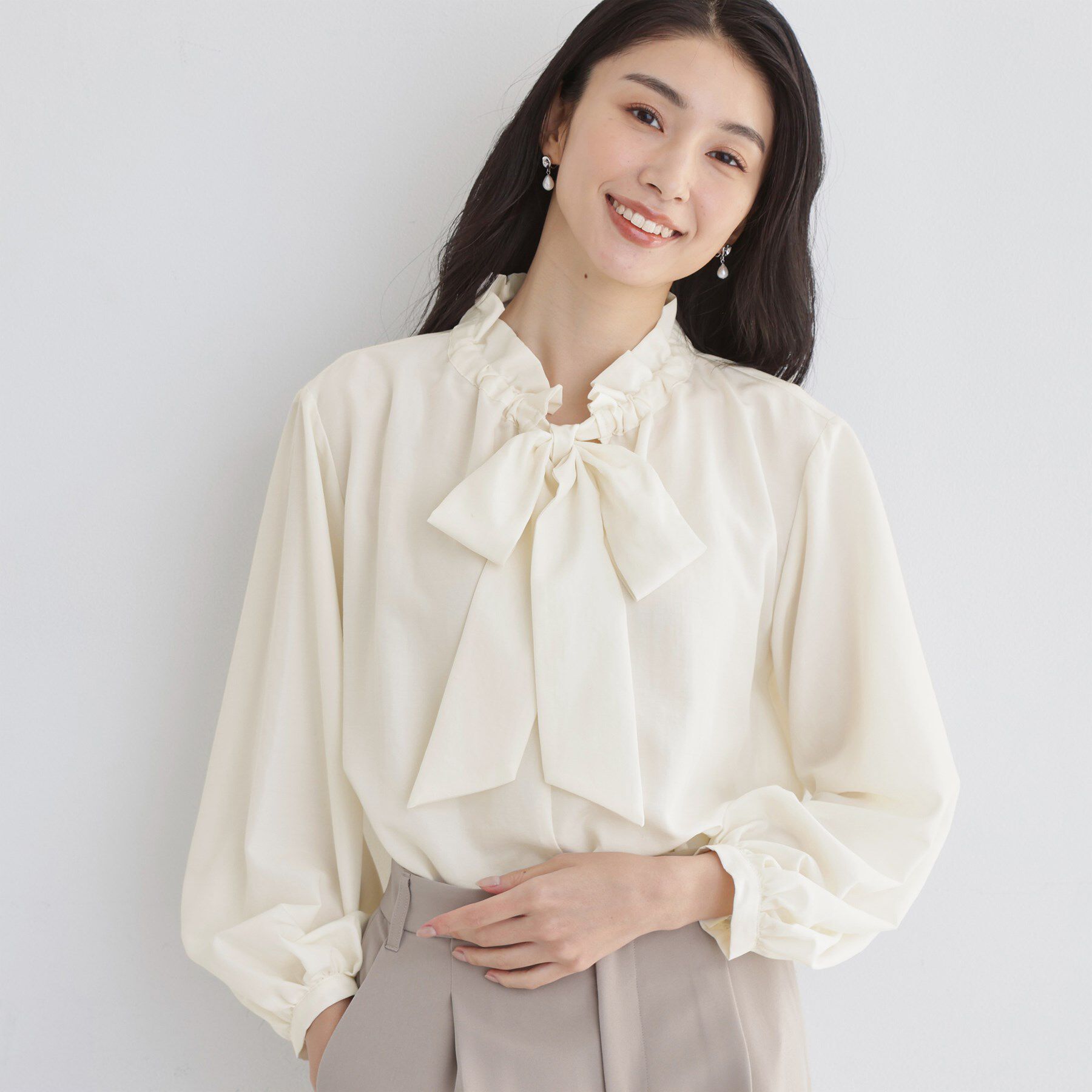 THE SHOP TK「【通勤にもカジュアルにも】ギャザーリボンタイブラウス」|シャツ・ブラウス|アイボリー(004)