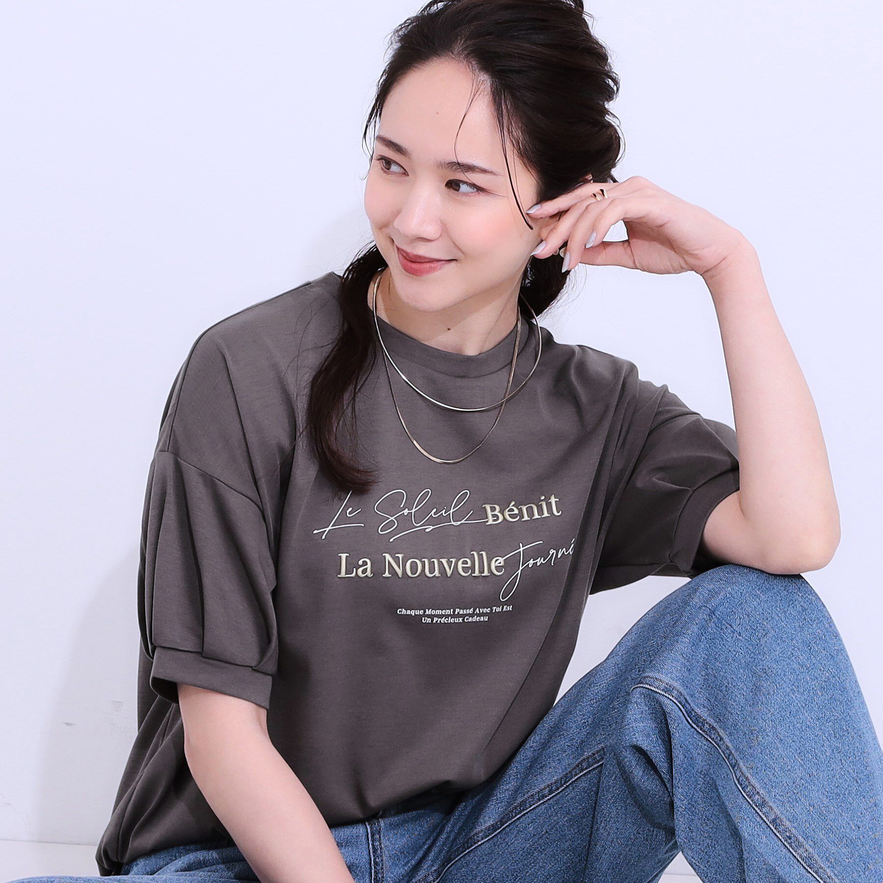 SHOO･LA･RUE「【S-LL/ひんやり/UV】ぷっくりラメプリントロゴTシャツ」|Tシャツ・カットソー|チャコールグレー(0