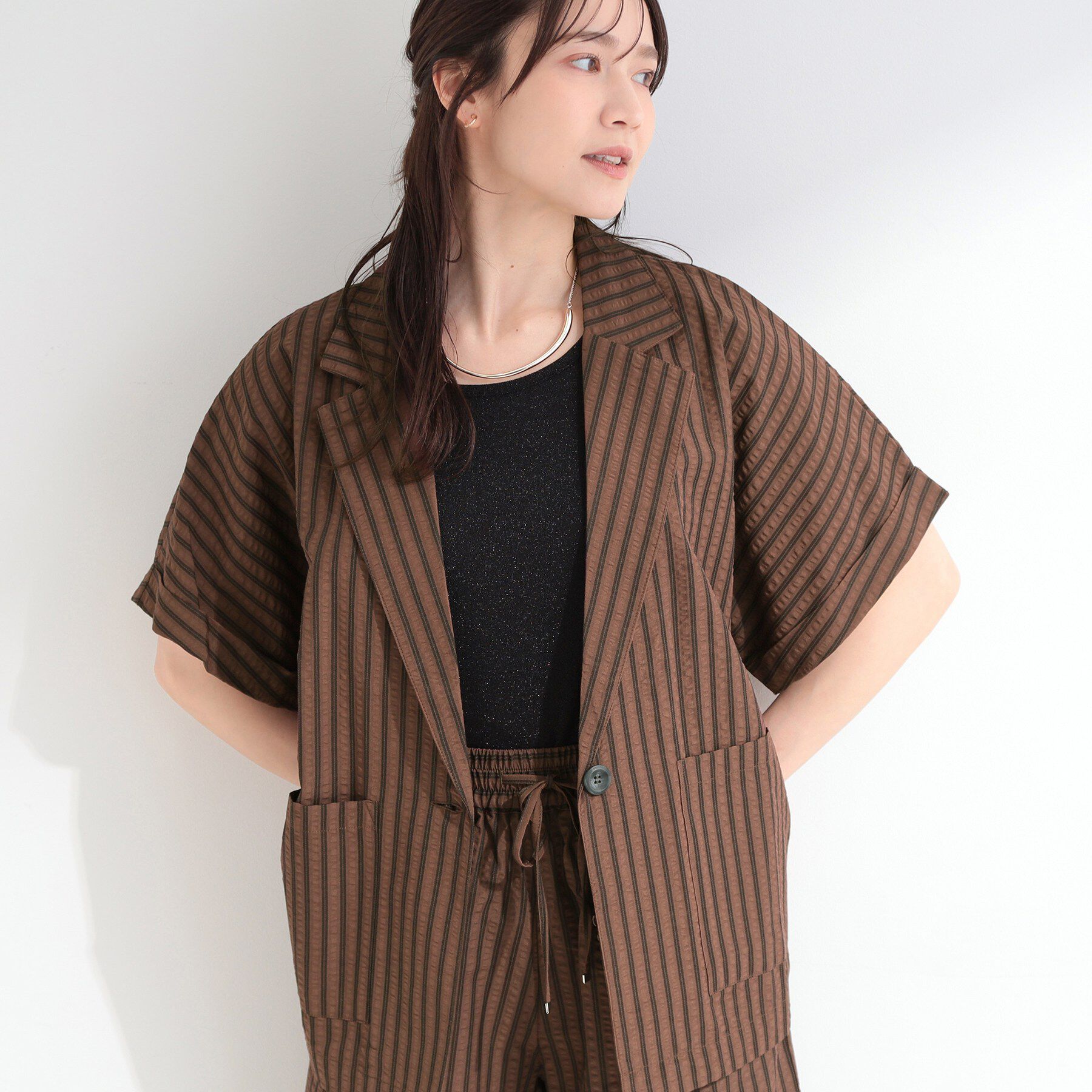 SHOO･LA･RUE「【ひんやり/吸水速乾/セットアップ可】カジュアルときちんと感を両立 サッカーストライプシャツジャケッ」|テーラードジャケット|ブラウン(343)