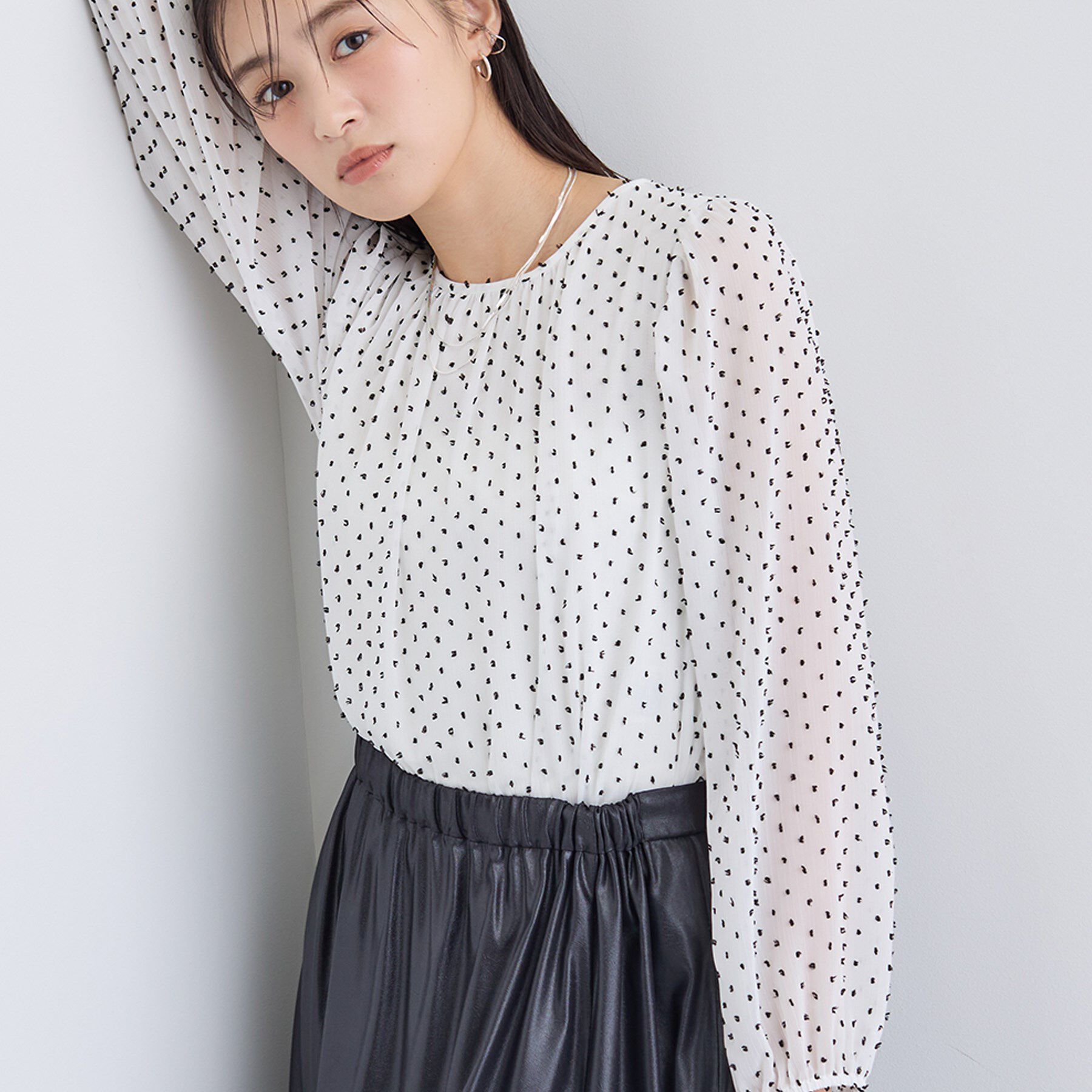 INDIVI「【袖コンシャス】シアードットブラウス」|シャツ・ブラウス|ホワイト(001)