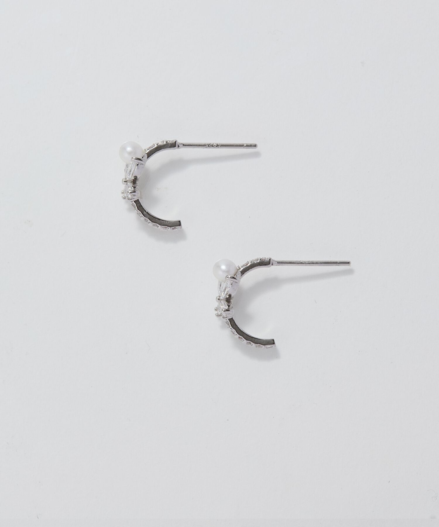 Phoebe「ロマンティックビジューバタフライフープピアス　シルバー」|ピアス|