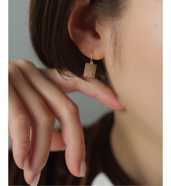 Lilas by Spick&Span「ライトラインプレートピアス K10（両耳）」|ピアス|ゴールド