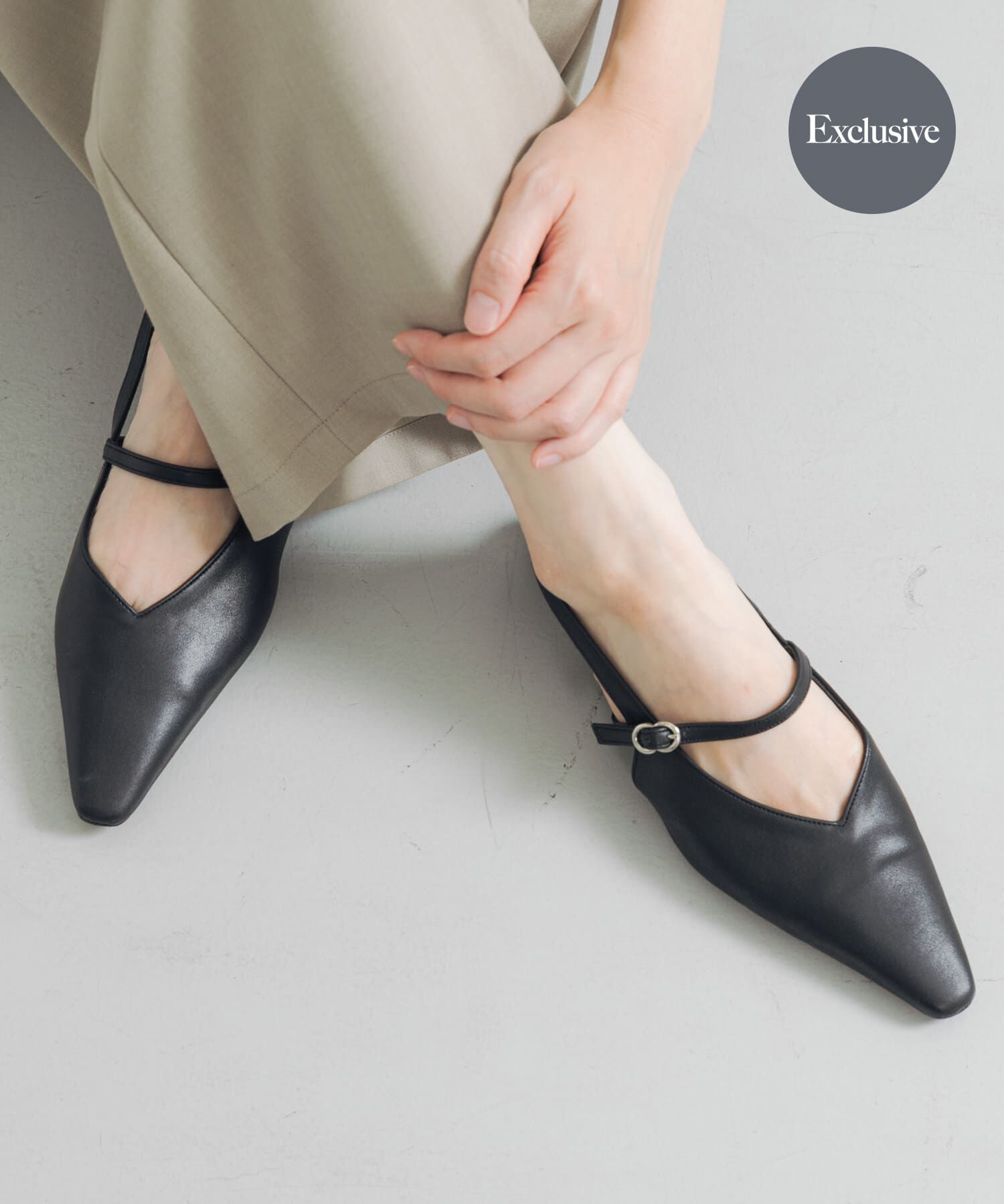 URBAN RESEARCH「『別注』 MILLIWM&times;URBANR　Vカットスリングバッグパンプス」|パンプス|ブラック