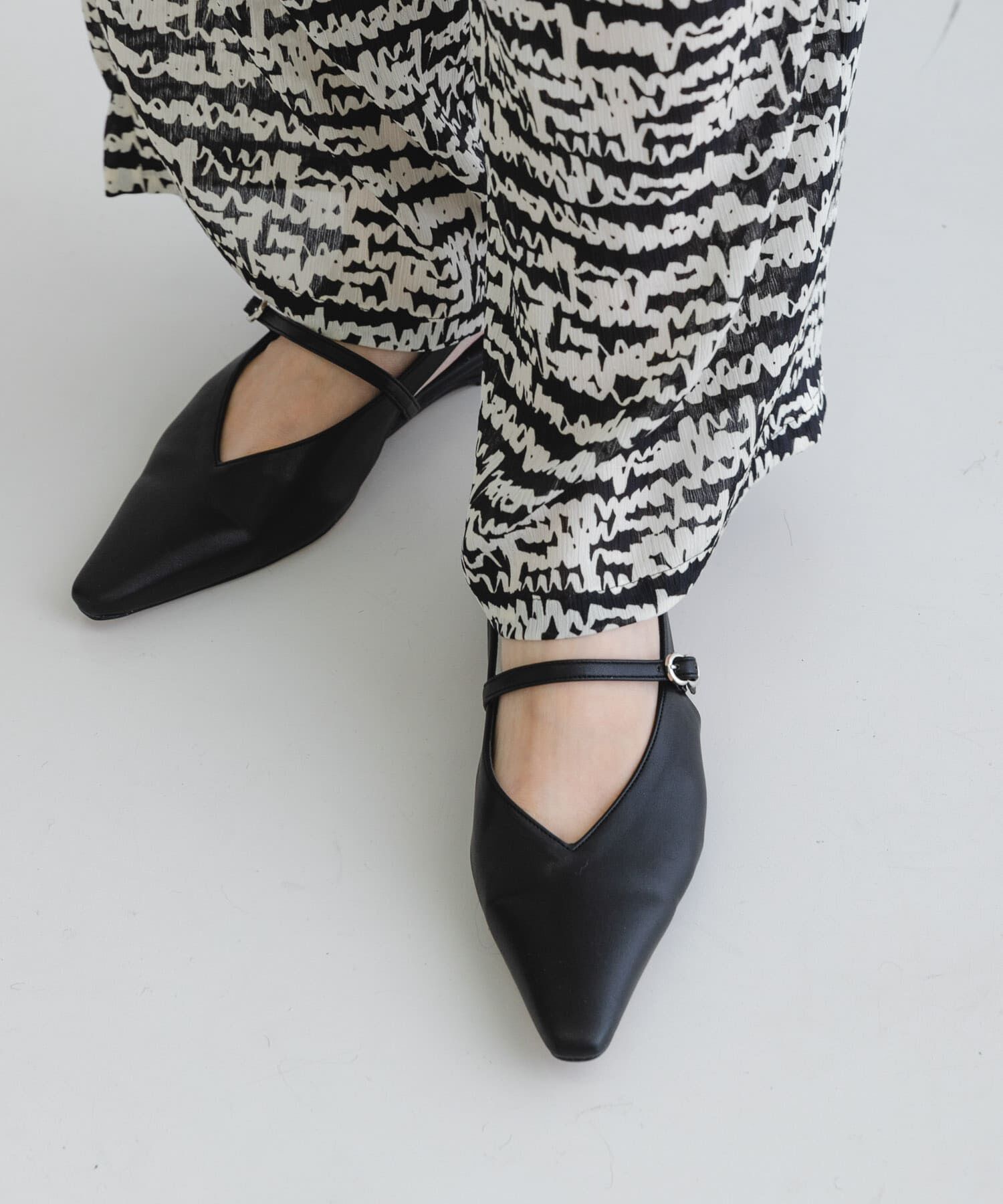 URBAN RESEARCH「『別注』 MILLIWM&times;URBANR　Vカットスリングバッグパンプス」|パンプス|