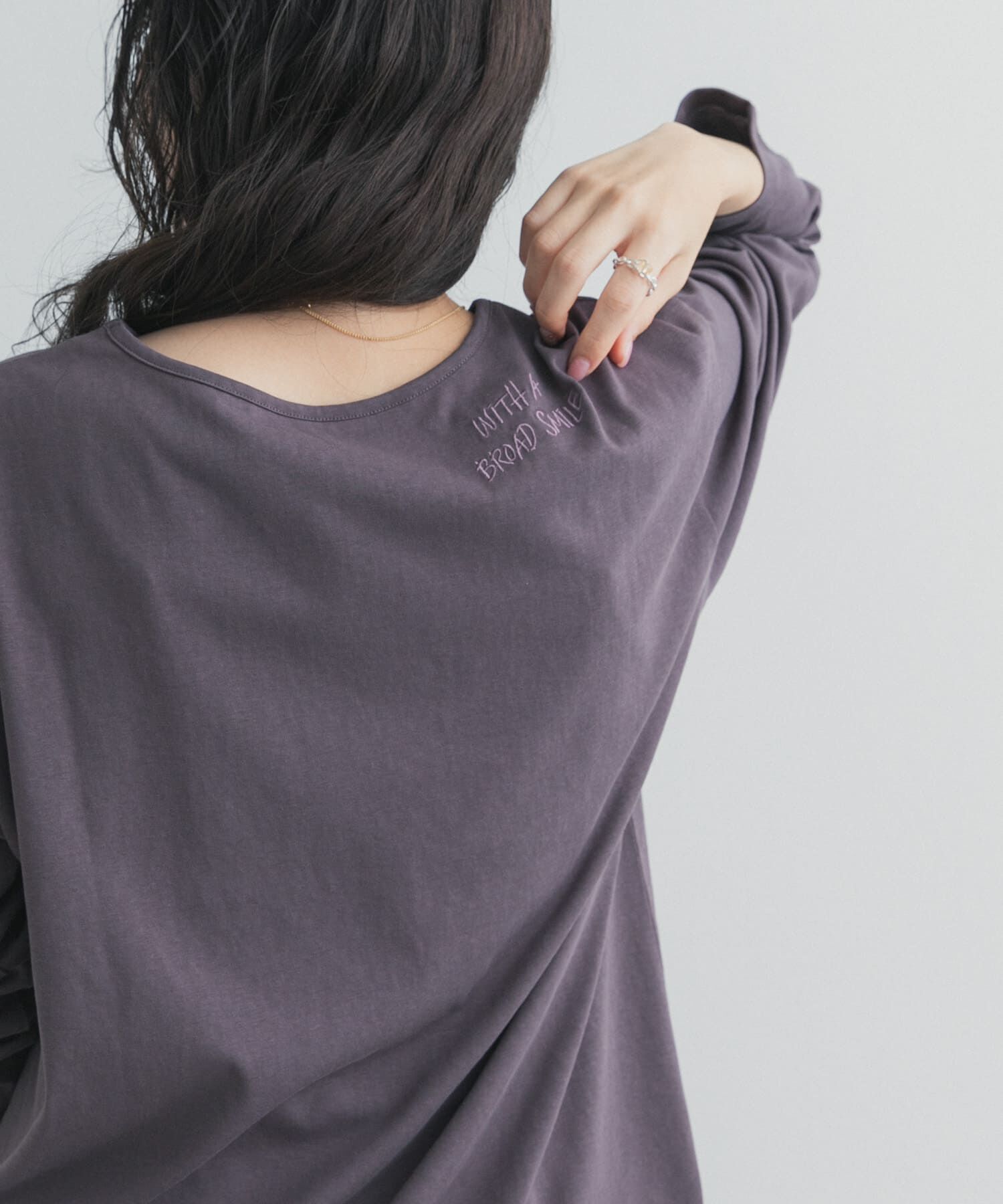 URBAN RESEARCH DOORS「バック刺繍ロングスリーブTシャツ」|Tシャツ・カットソー|チャコールグレー