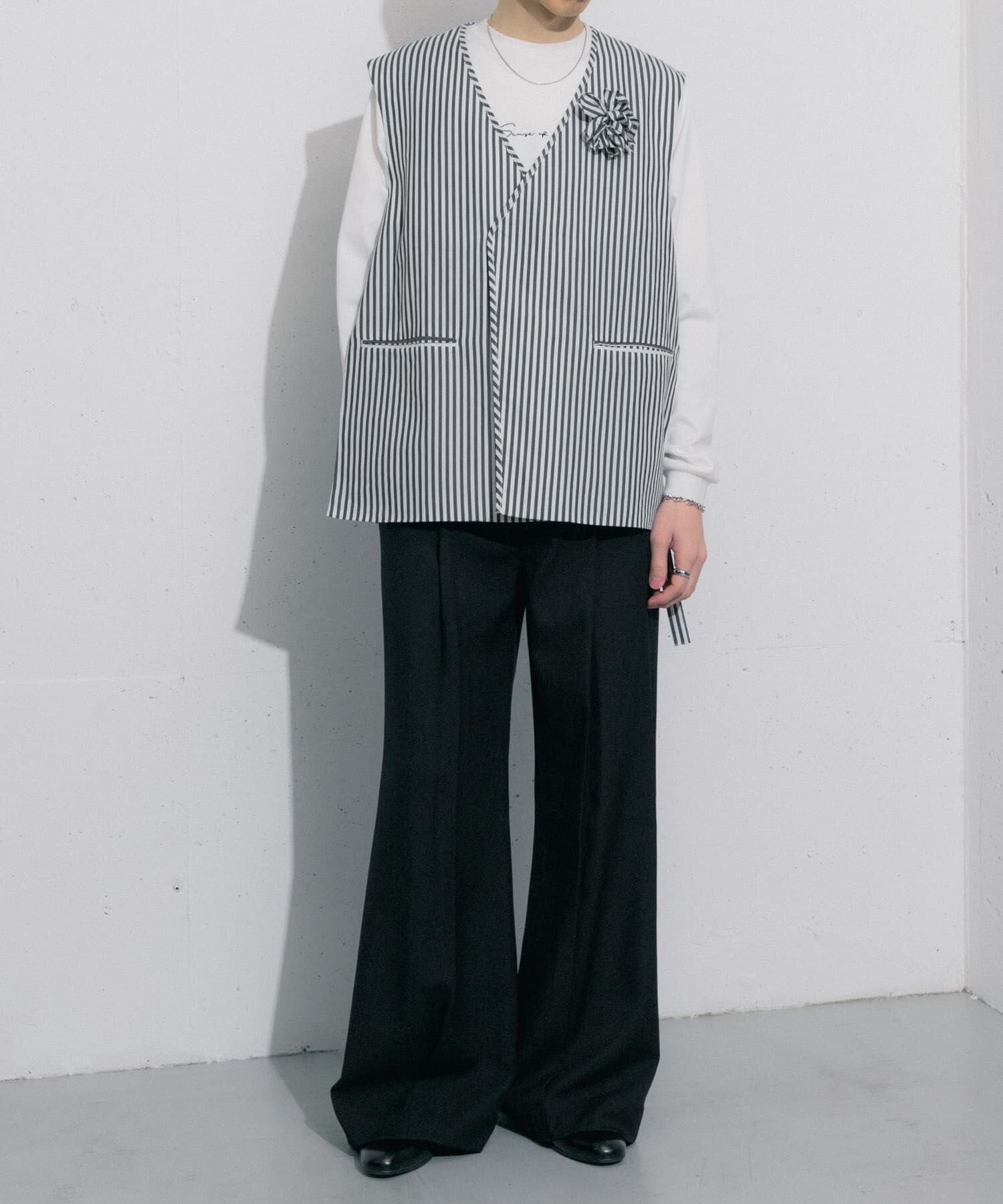 SENSE OF PLACE by URBAN RESEARCH「hxcyyd &times; SOP　ストライプフラワーコサージュシャツベスト(UNISEX)」|ベスト・ジレ|