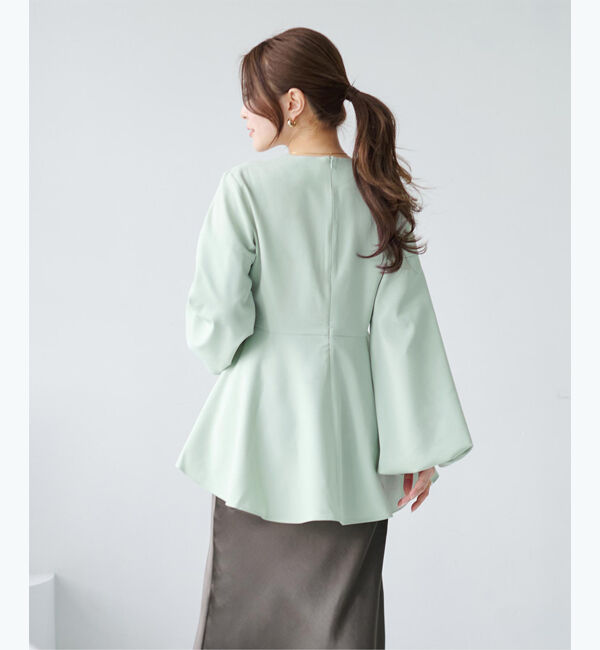 ur's「【尾﨑真衣さんコラボアイテム】Vネックバルーンスリーブバックペプラムトップス」|Tシャツ・カットソー|