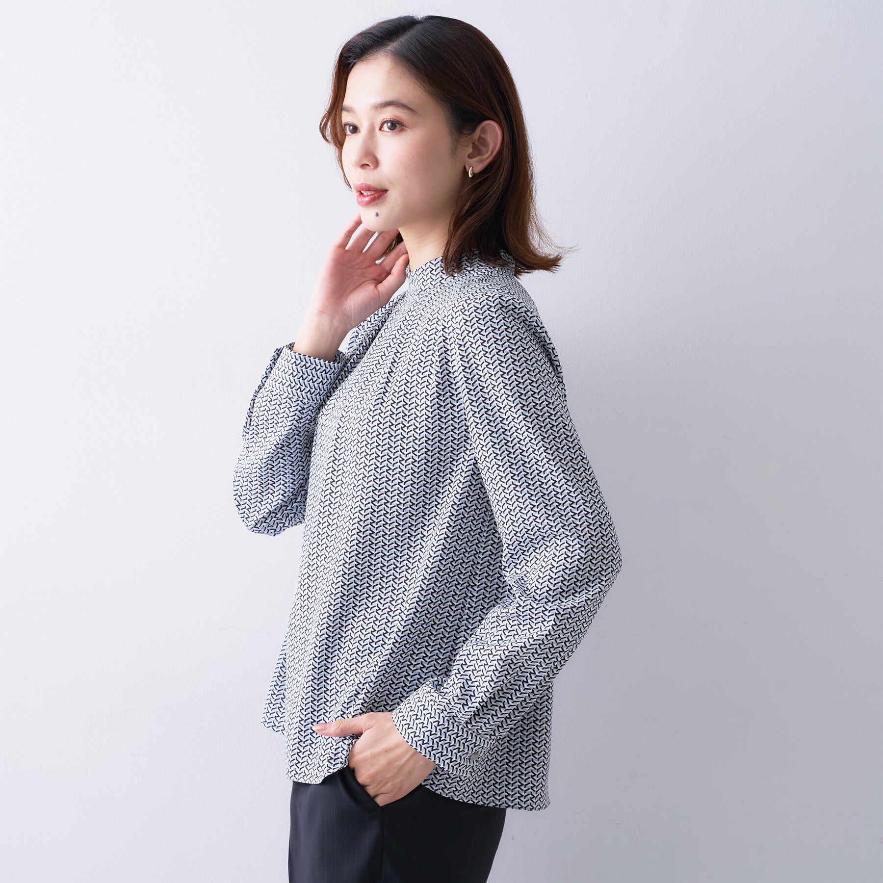 UNTITLED「【洗える/お仕事着】ジオメトリック ハイネックブラウス」|シャツ・ブラウス|