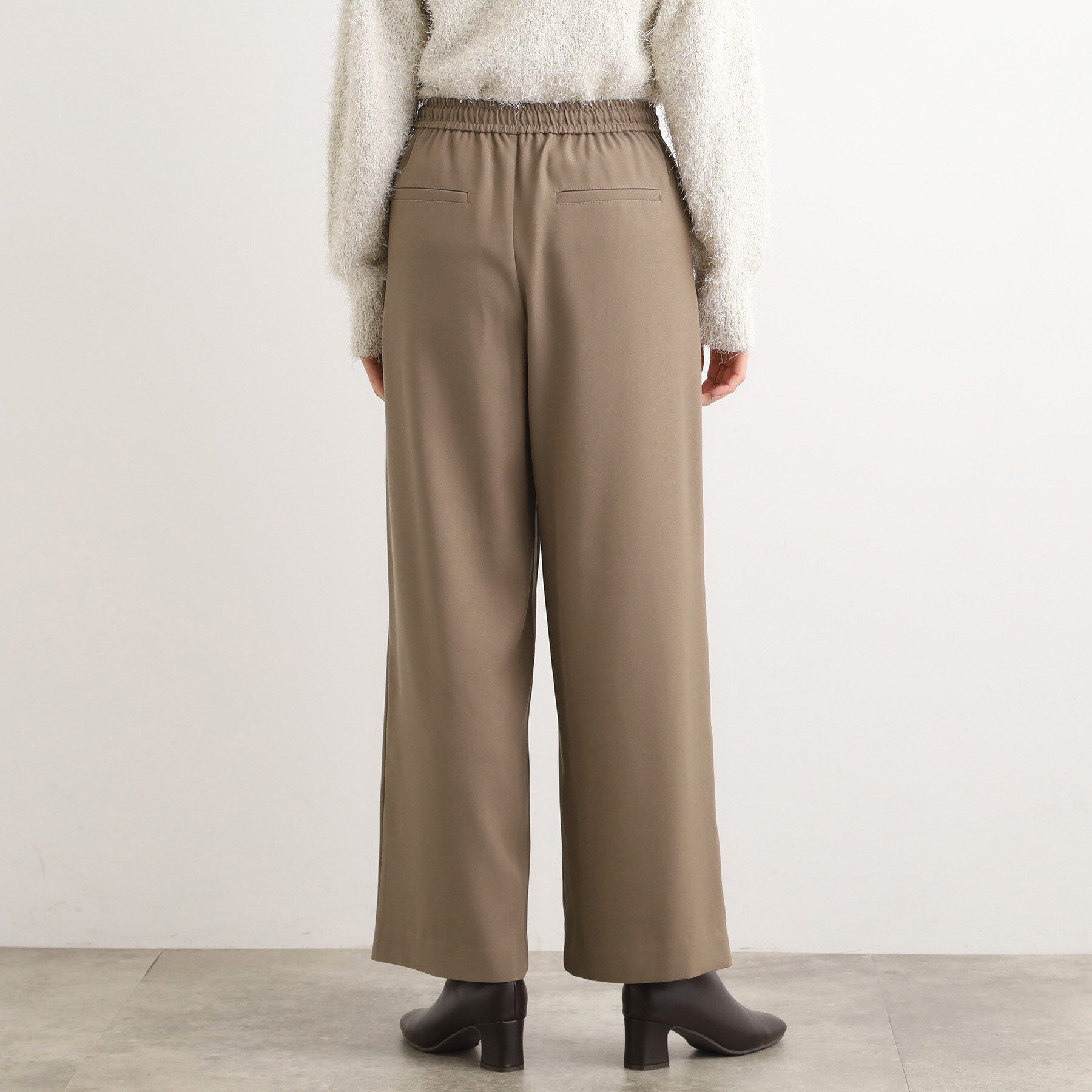 grove「きれい見えとリラックス感を両立。秋の大人カジュアルに効くイージーパンツ」|その他|