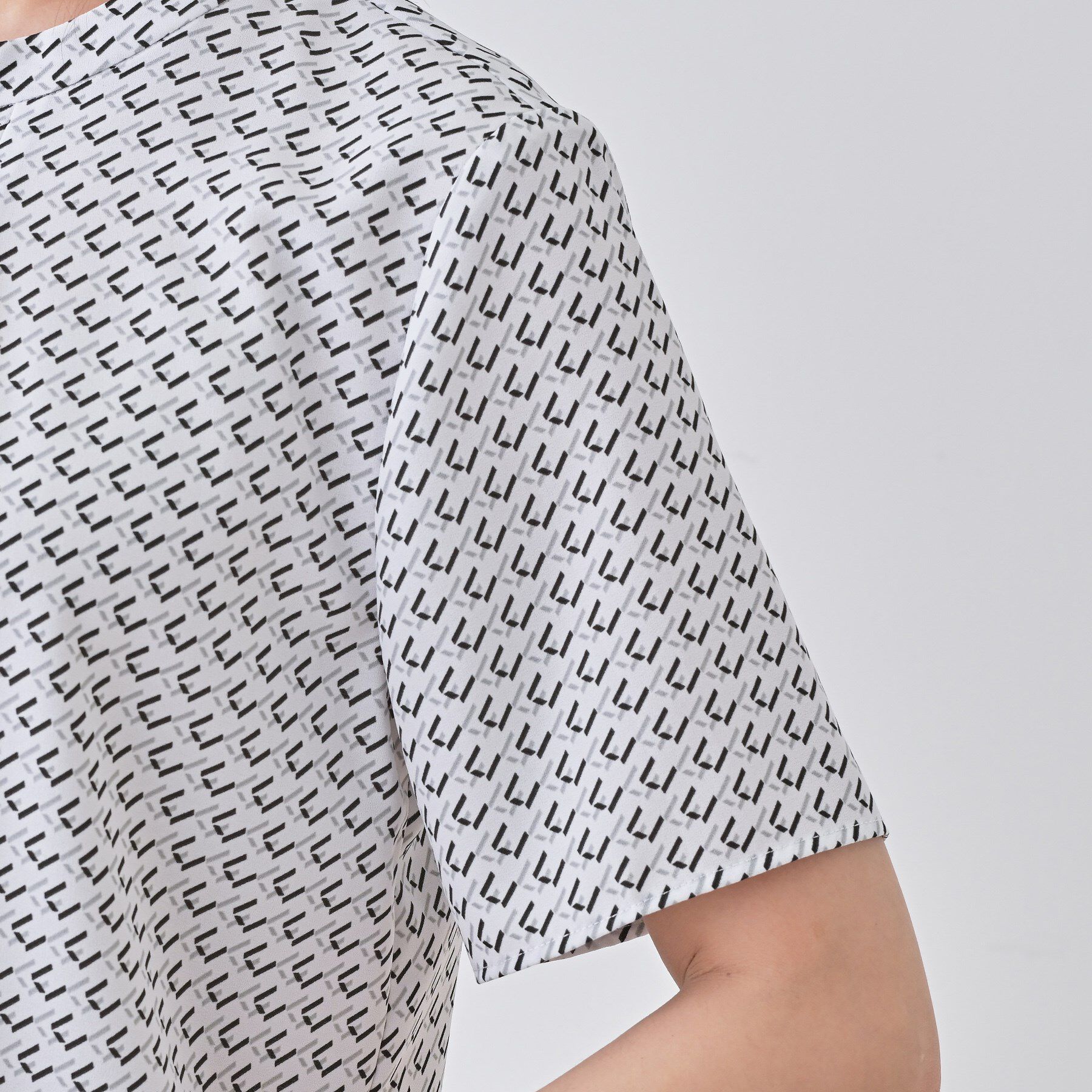 INDIVI「【洗える／UVケア】幾何学柄＆無地ボウタイブラウス」|シャツ・ブラウス|