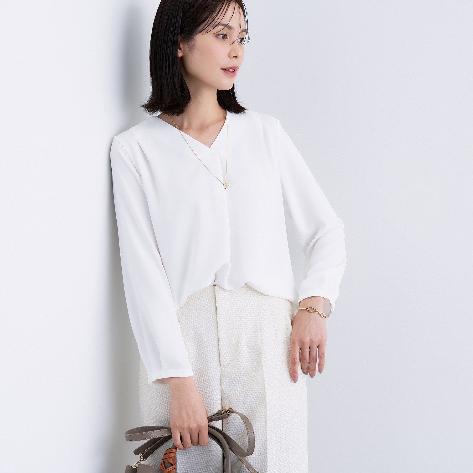 INDIVI「【通勤／イージーケア】Vネック ジョーゼットブラウス」|シャツ・ブラウス|