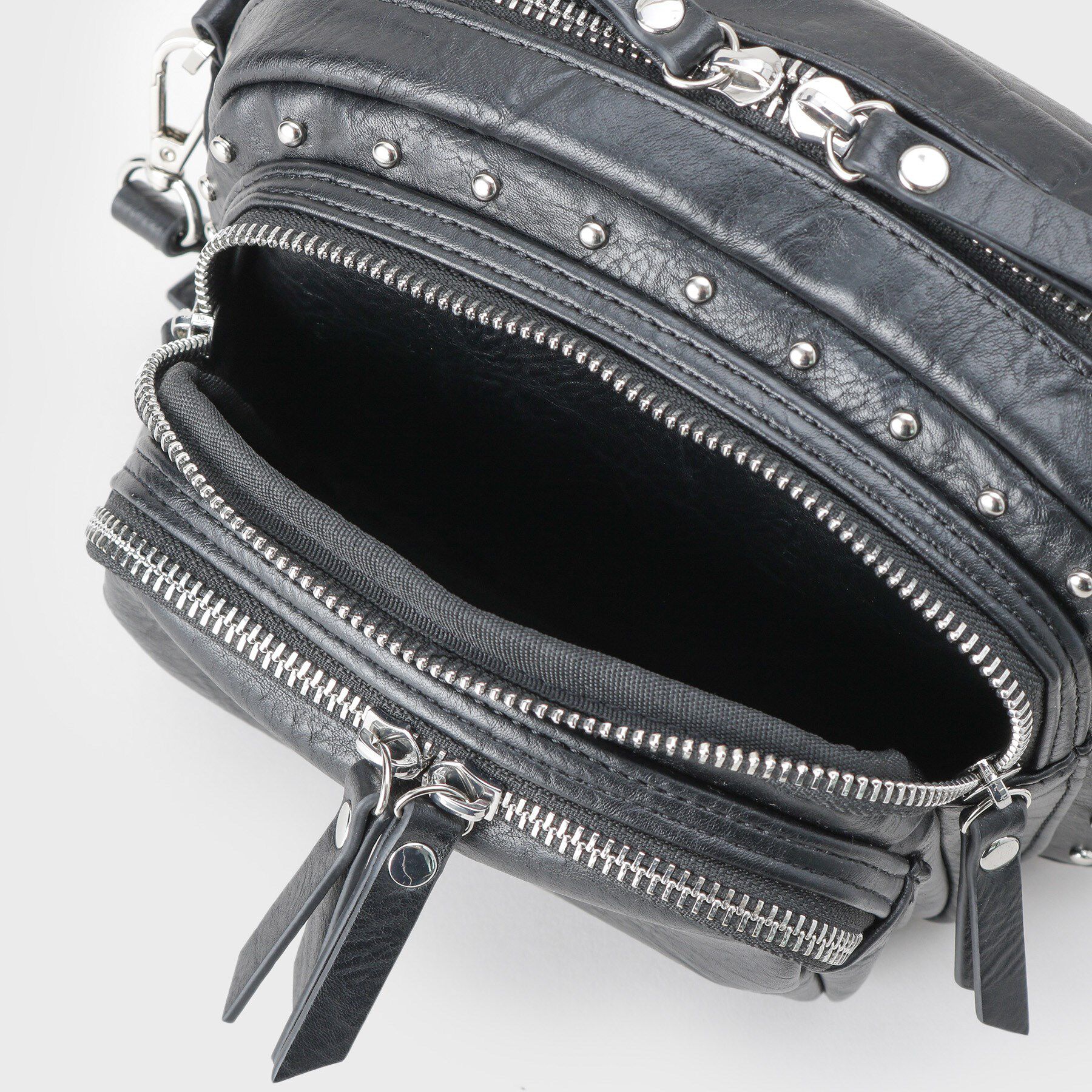 tk.TAKEO KIKUCHI「【スタッズシリーズ】ショルダーバッグ」|ショルダー・メッセンジャー|