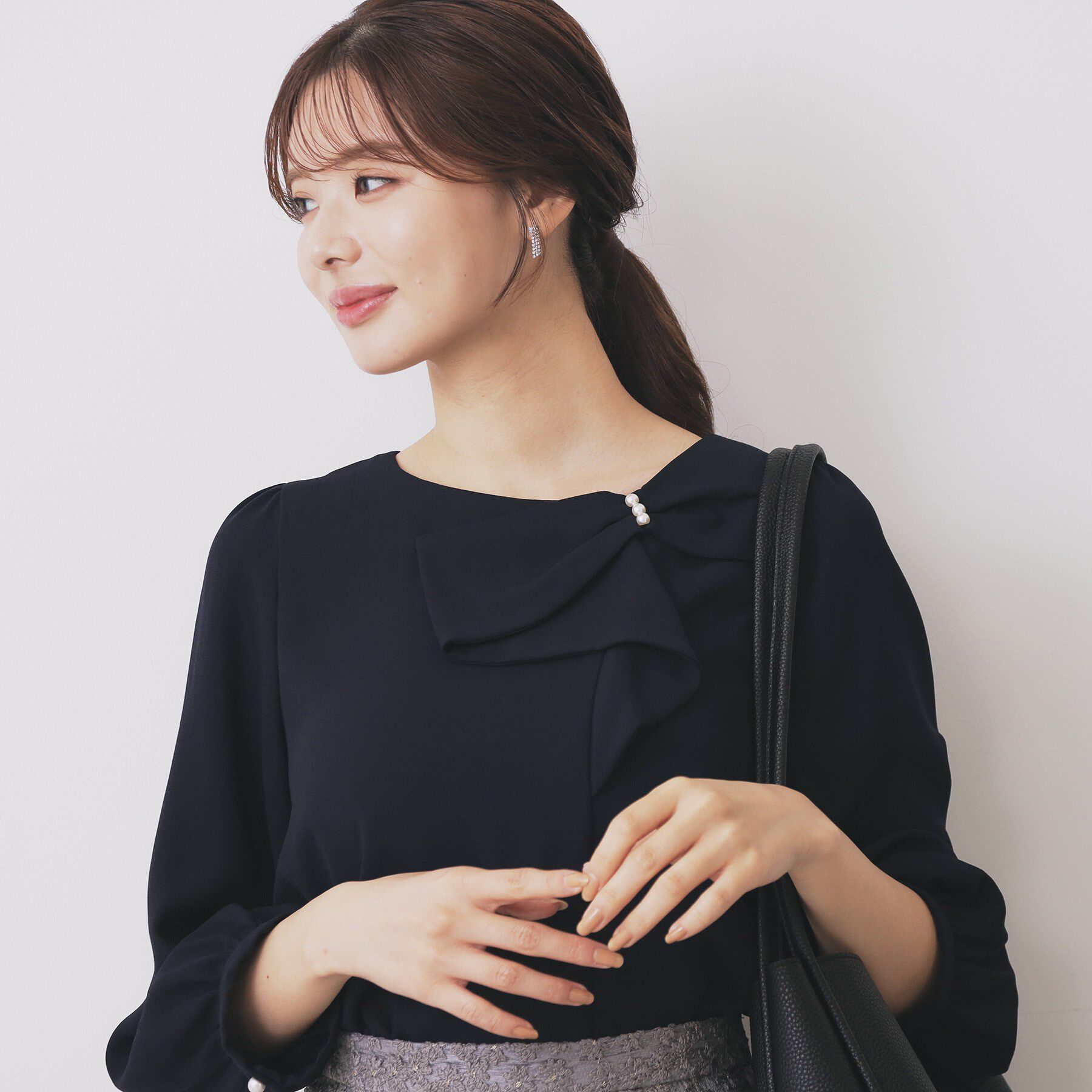 index「パール調リボンブラウス【洗濯機洗い可/イージーアイロン】」|シャツ・ブラウス|ネイビー(094)