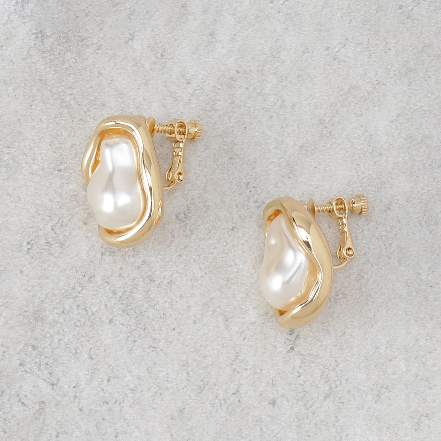 OPAQUE.CLIP「メタルフレーム&times;フェイクパールイヤリング」|イヤリング|