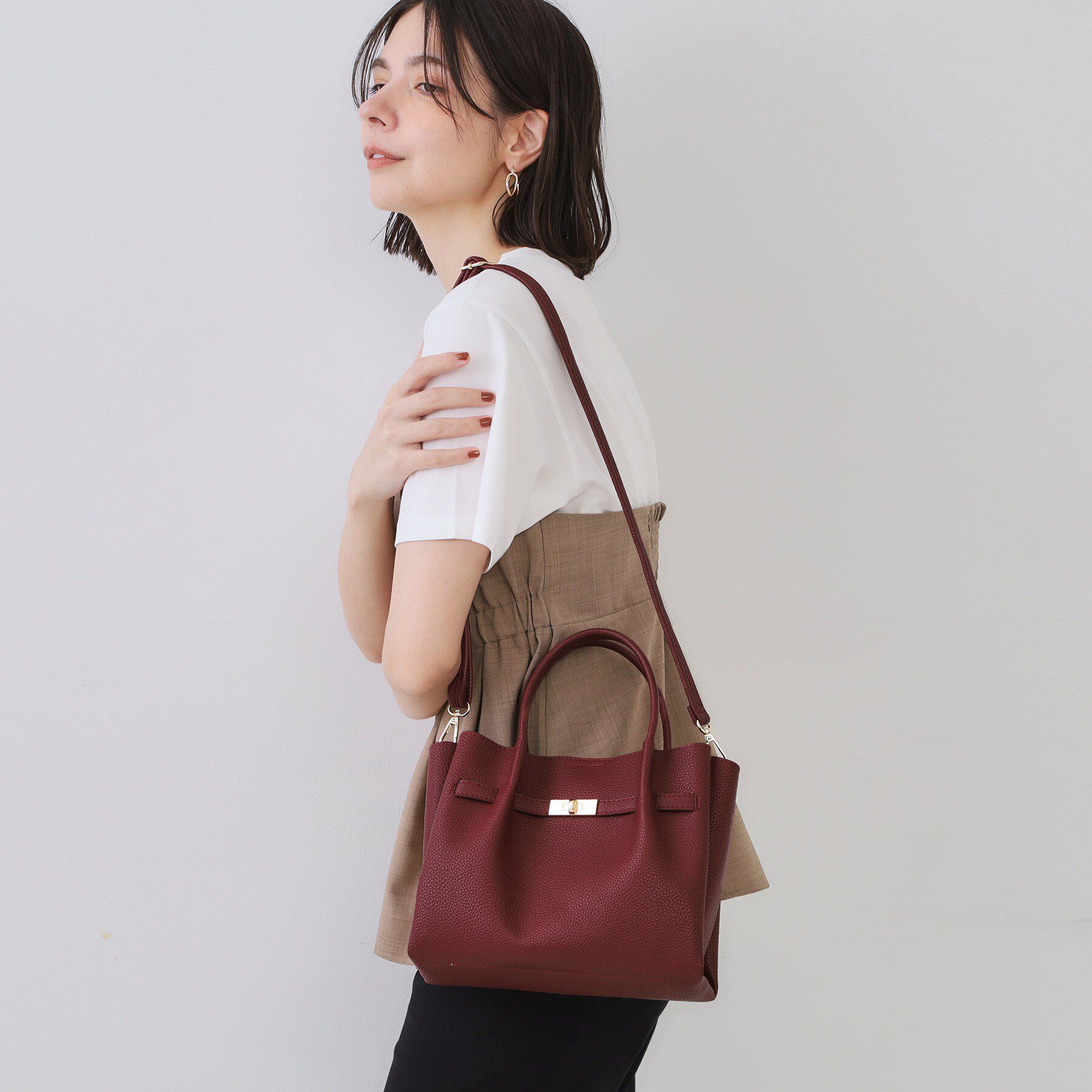 OPAQUE.CLIP「【軽量/2WAY/通勤対応】フロントベルトデザインミドルトートバッグ」|ショルダー・メッセンジャー|ボルドー(164)