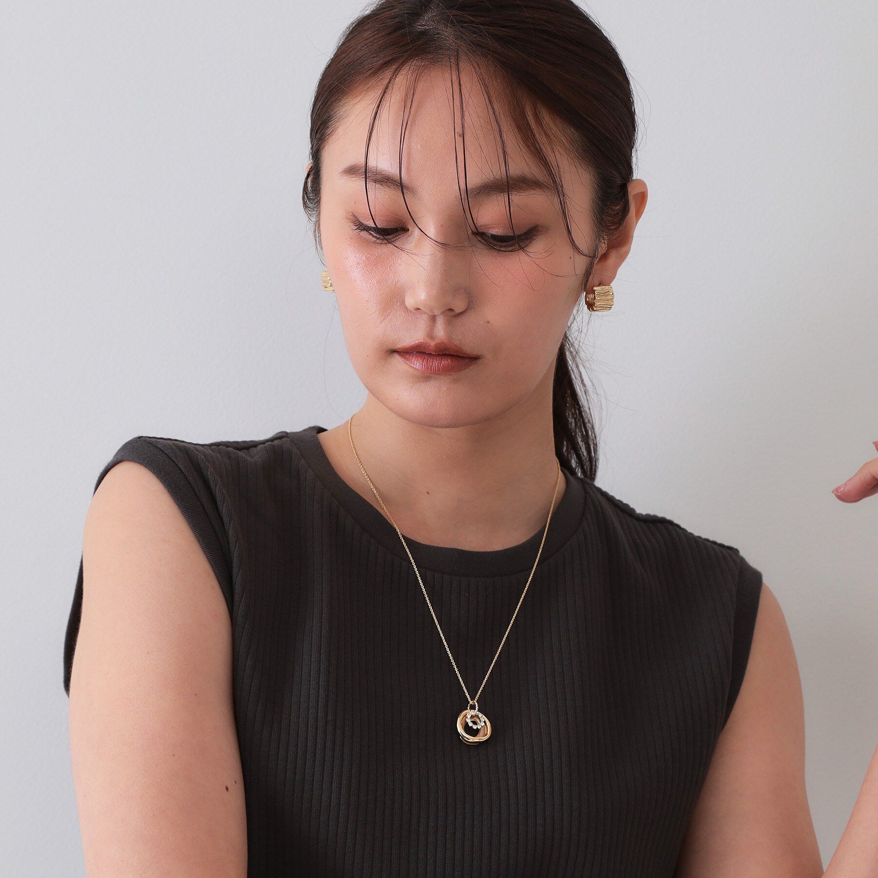 OPAQUE.CLIP「エポ&times;メタル&times;ビジュー トリプルリングネックレス」|ネックレス|